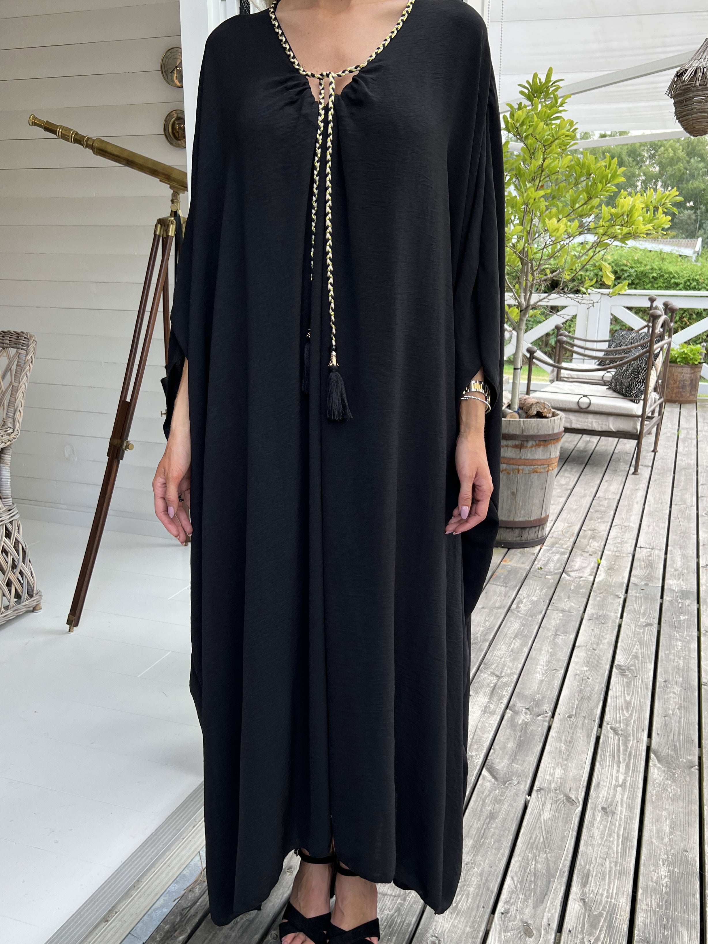 Nynne Plain - Lang løs kjole med flettet snore