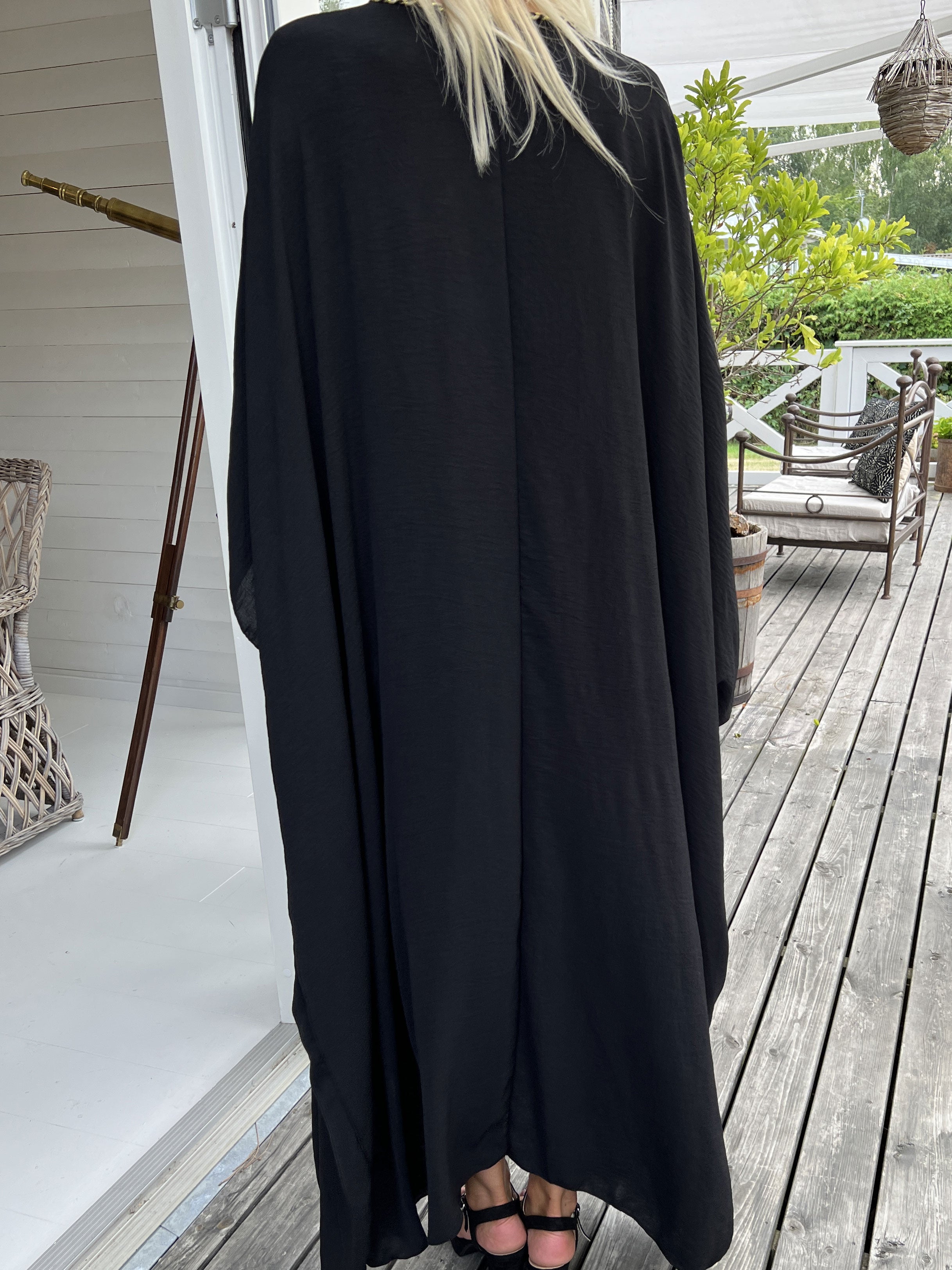 Nynne Plain - Lang løs kjole med flettet snore