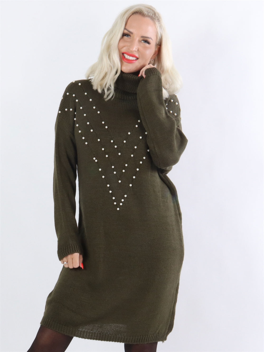 Ana - Strikkjole med rullekrave og hvide perler