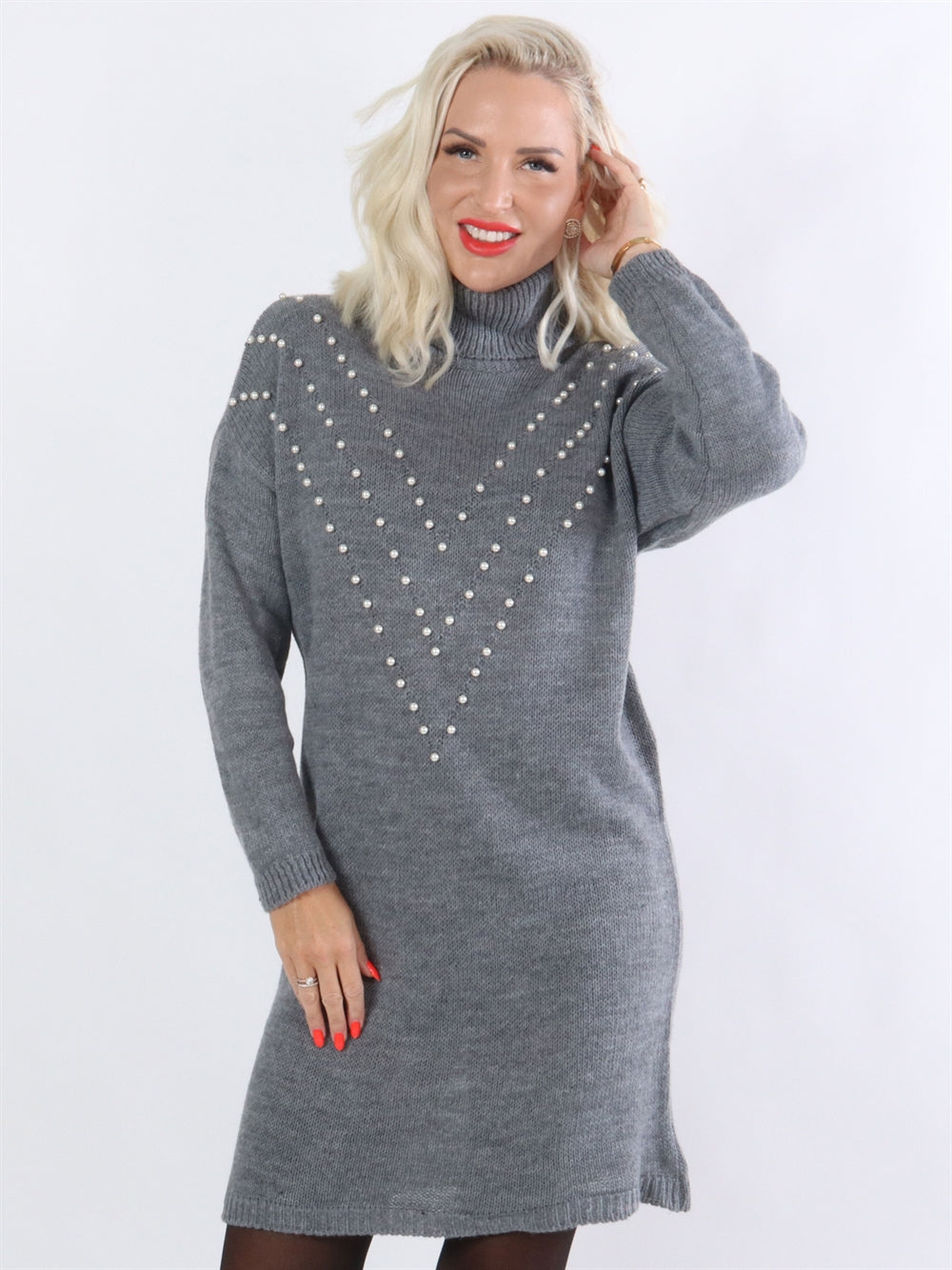 Ana - Strikkjole med rullekrave og hvide perler