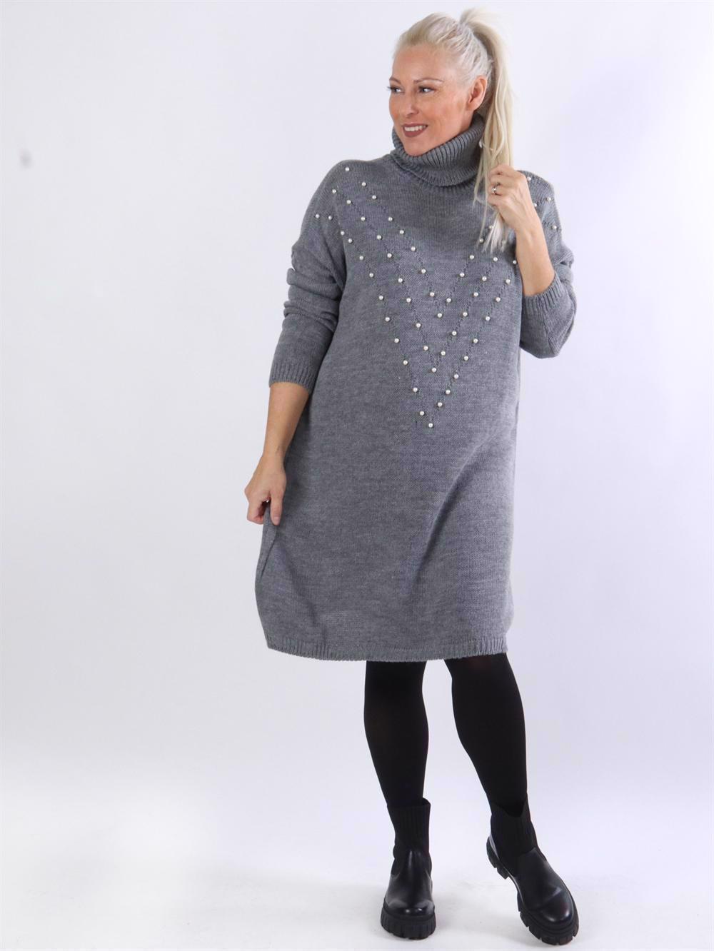 Ana - Strikkjole med rullekrave og hvide perler