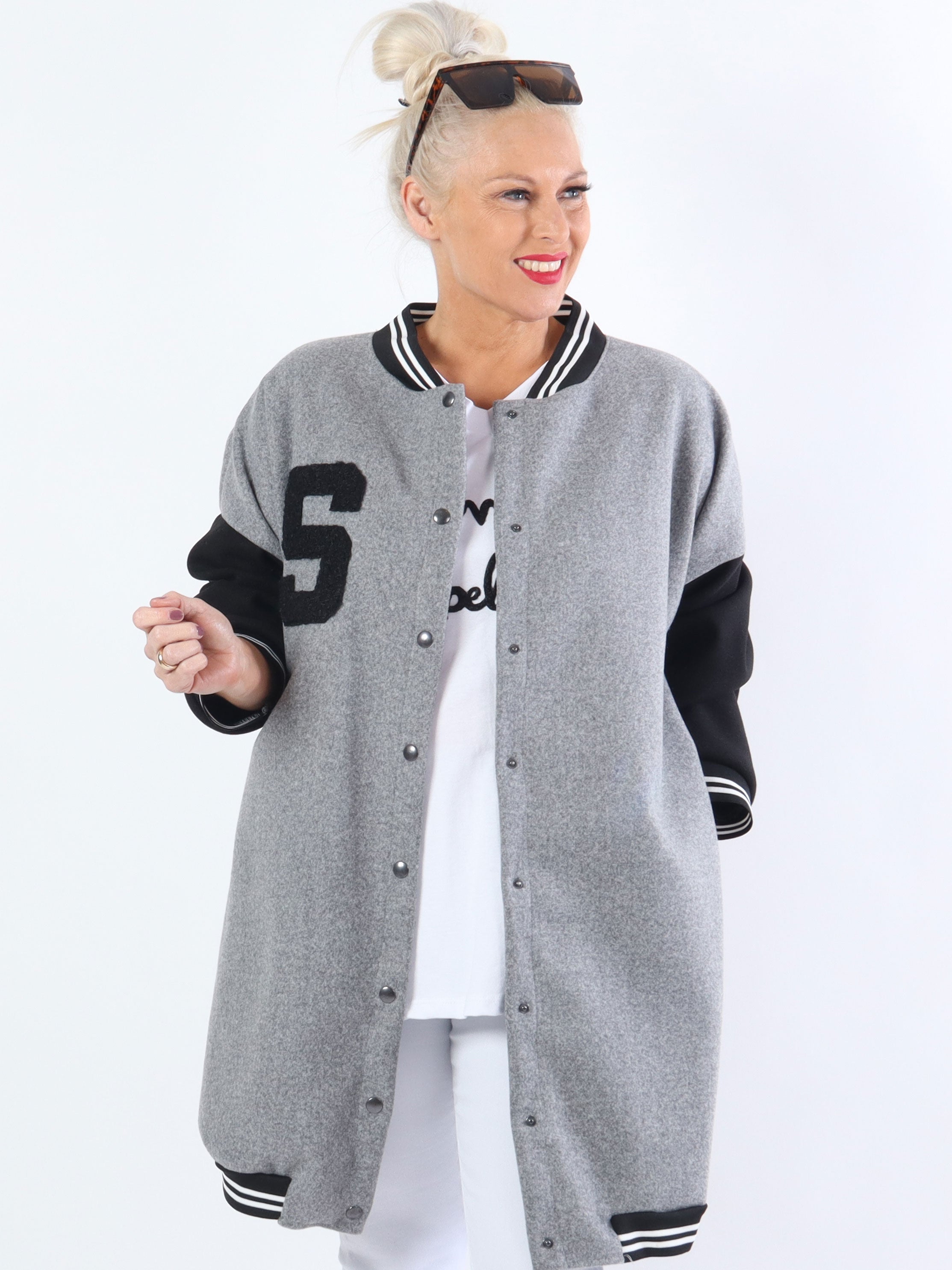 Andy - Fed plus size college jakke med trykknapper