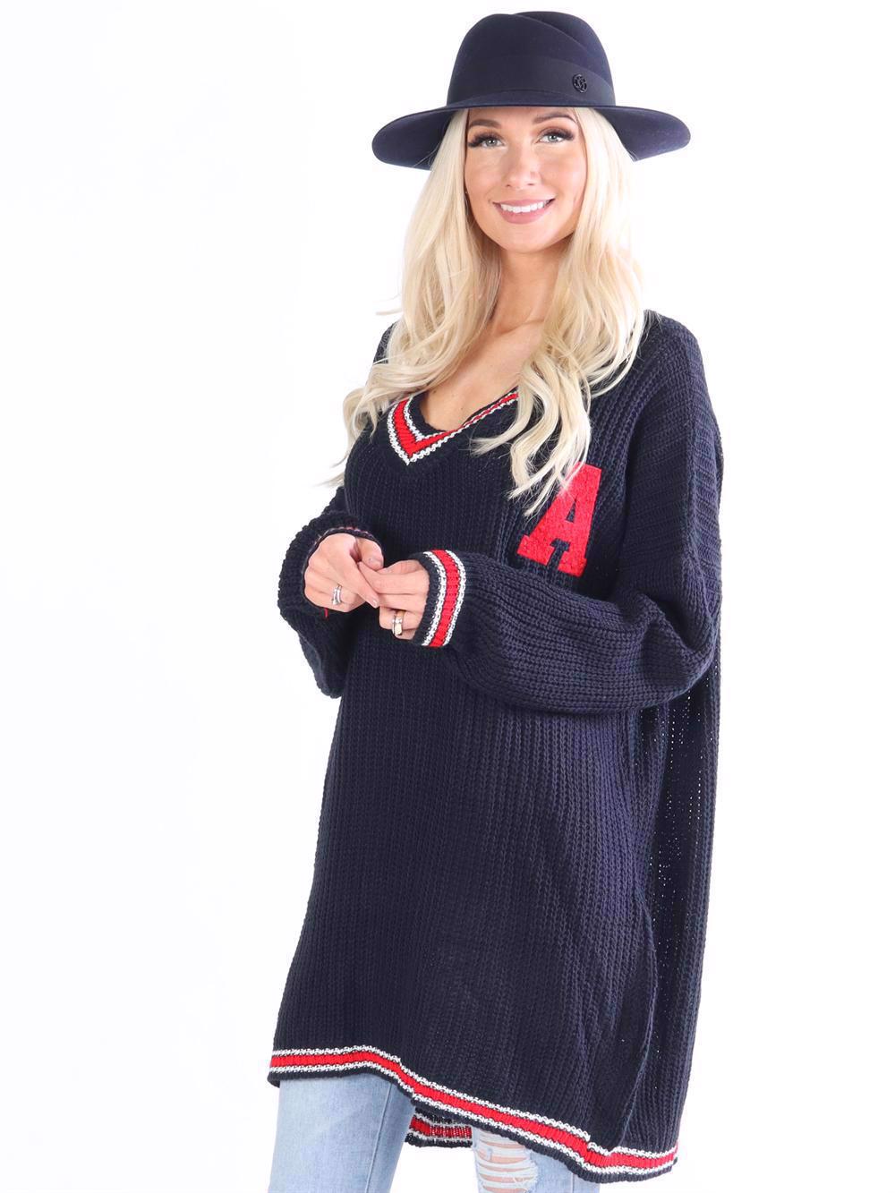 Amelie - Strikkjole med v-udskæring og A på brystet