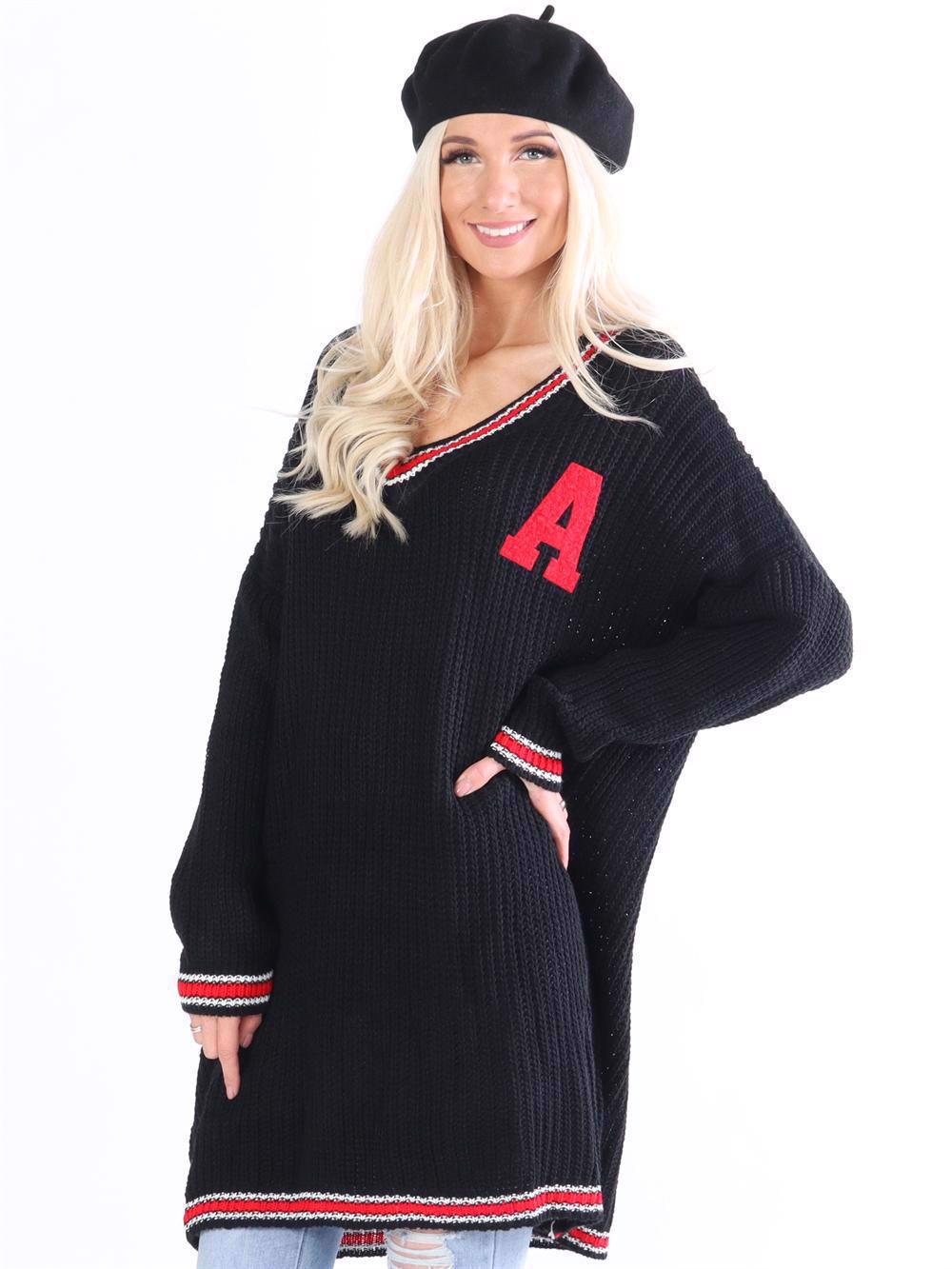 Amelie - Strikkjole med v-udskæring og A på brystet