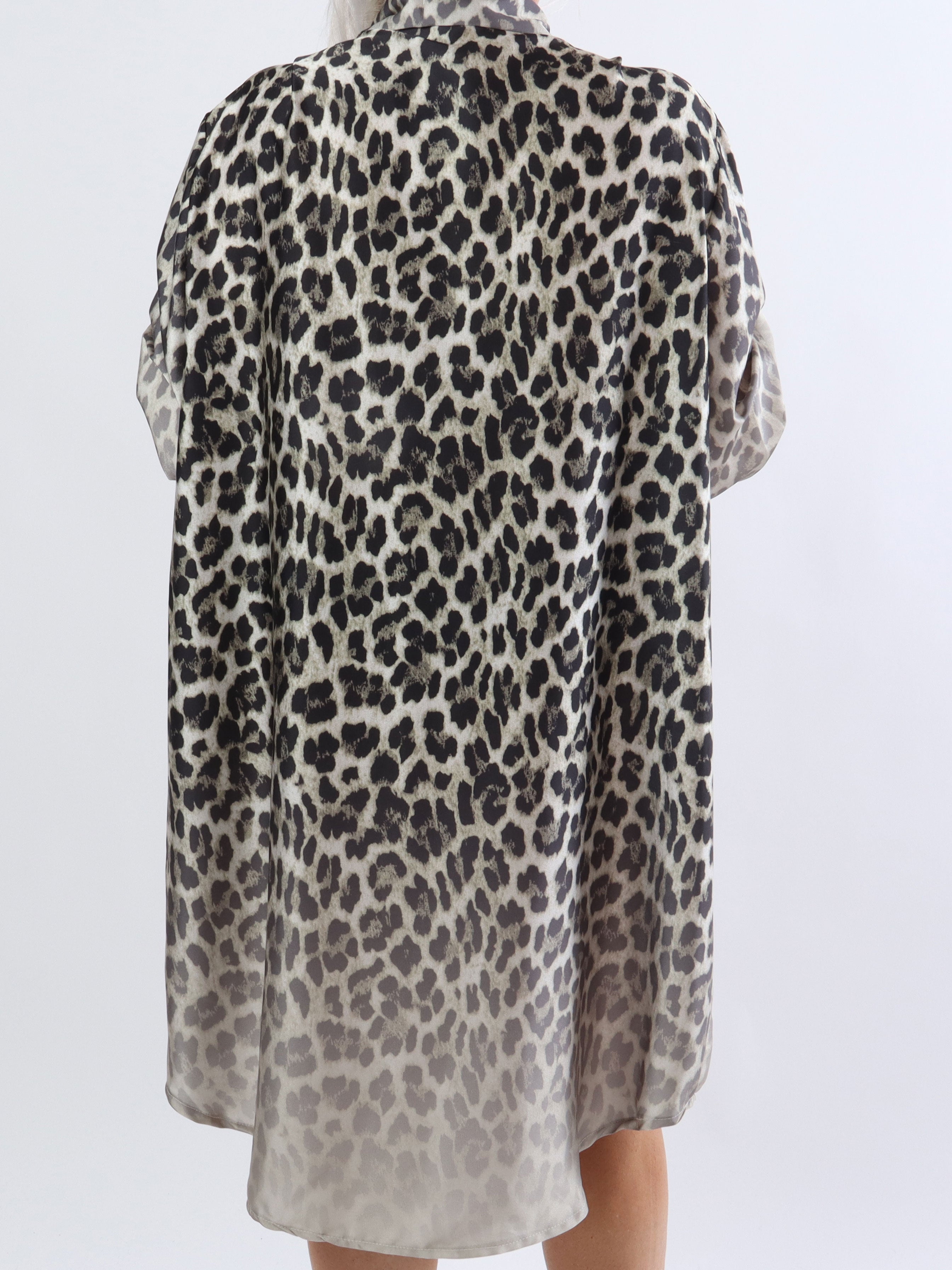 Anemone - Plussize skjortekjole i leopard