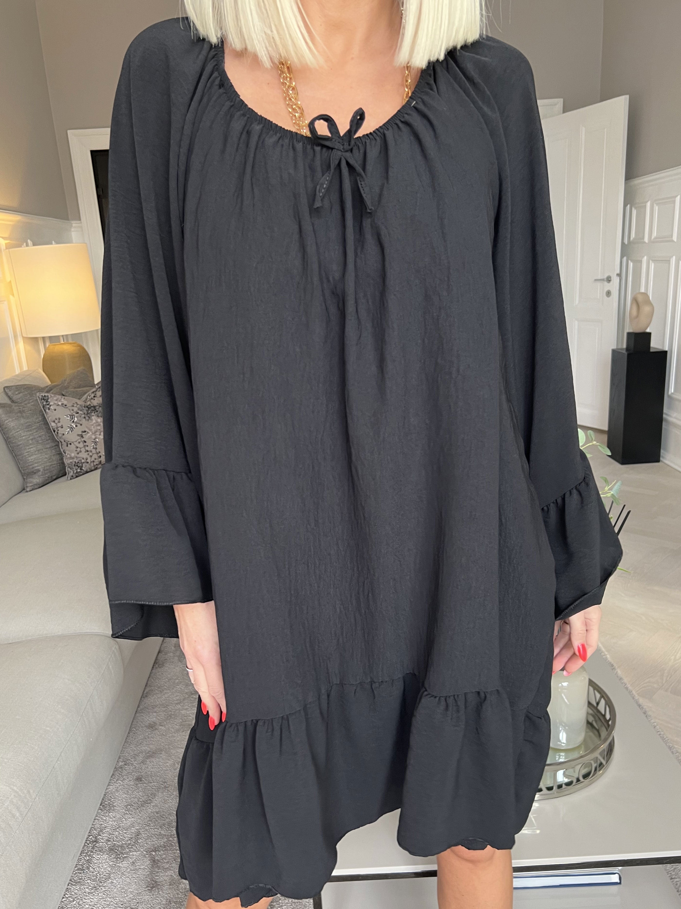 Asta - Tunikakjole med flæser og elastik i udskæringen