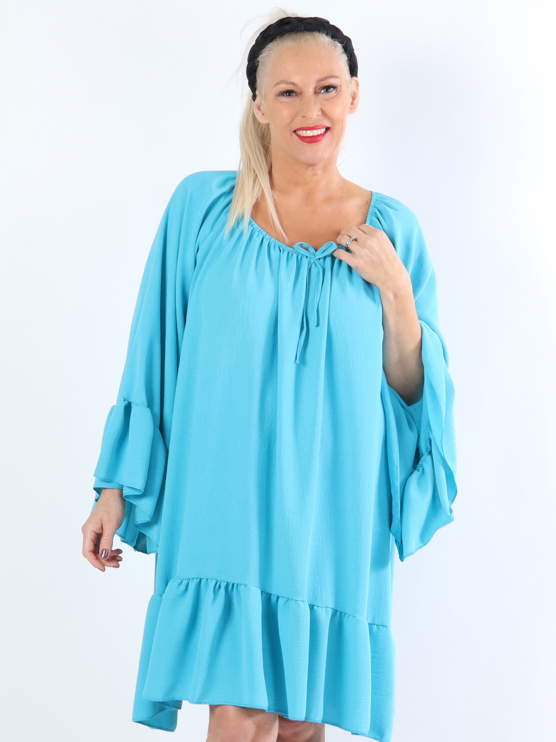 Asta - Plus size kjole med flæser og elastik i udskæringen