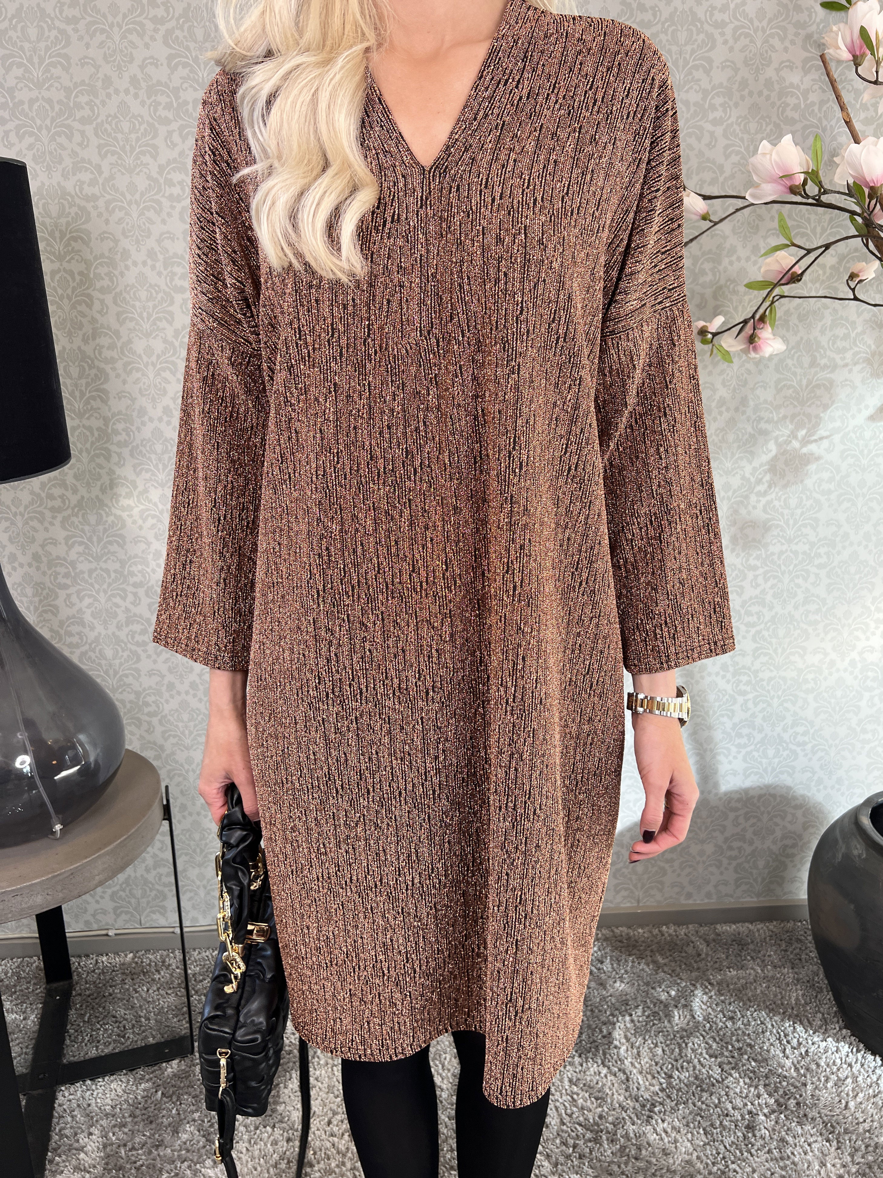 Audine - Simpel glimmerkjole i elastisk stof