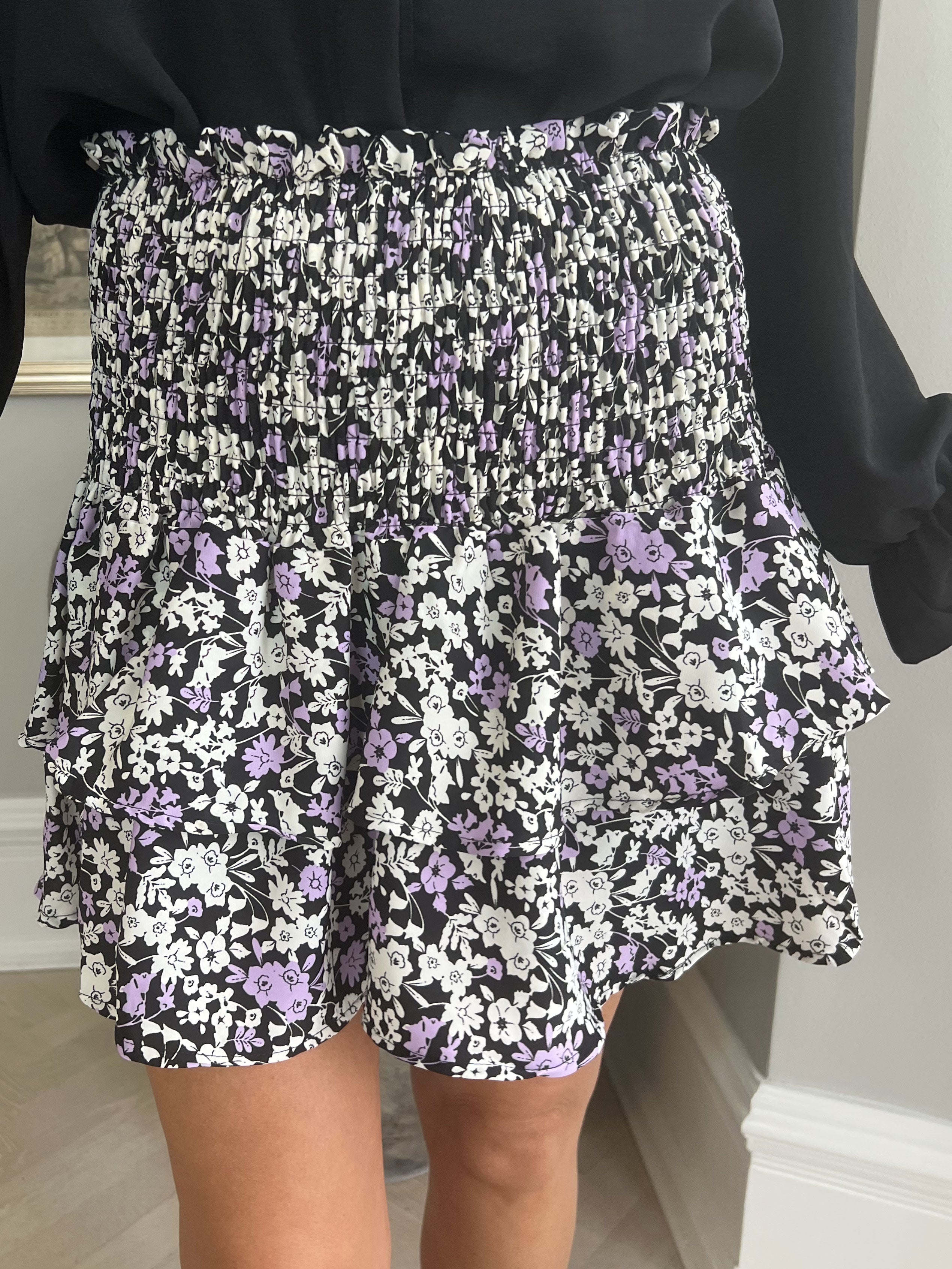 Augusta - Sort flæsenederdel med hvidt og lilla print