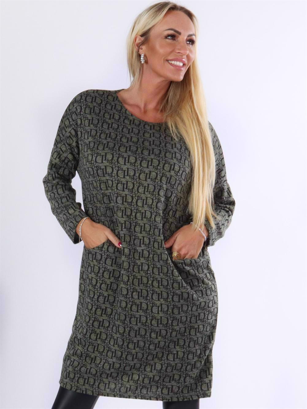 Ava - Kjole med skrift og lommer