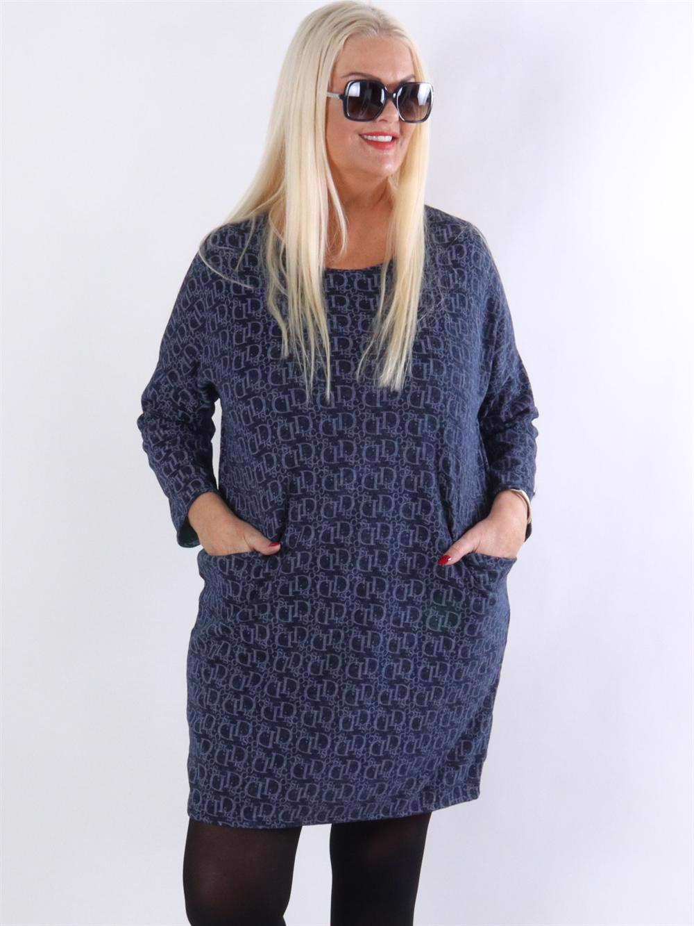 Ava - Kjole med skrift og lommer