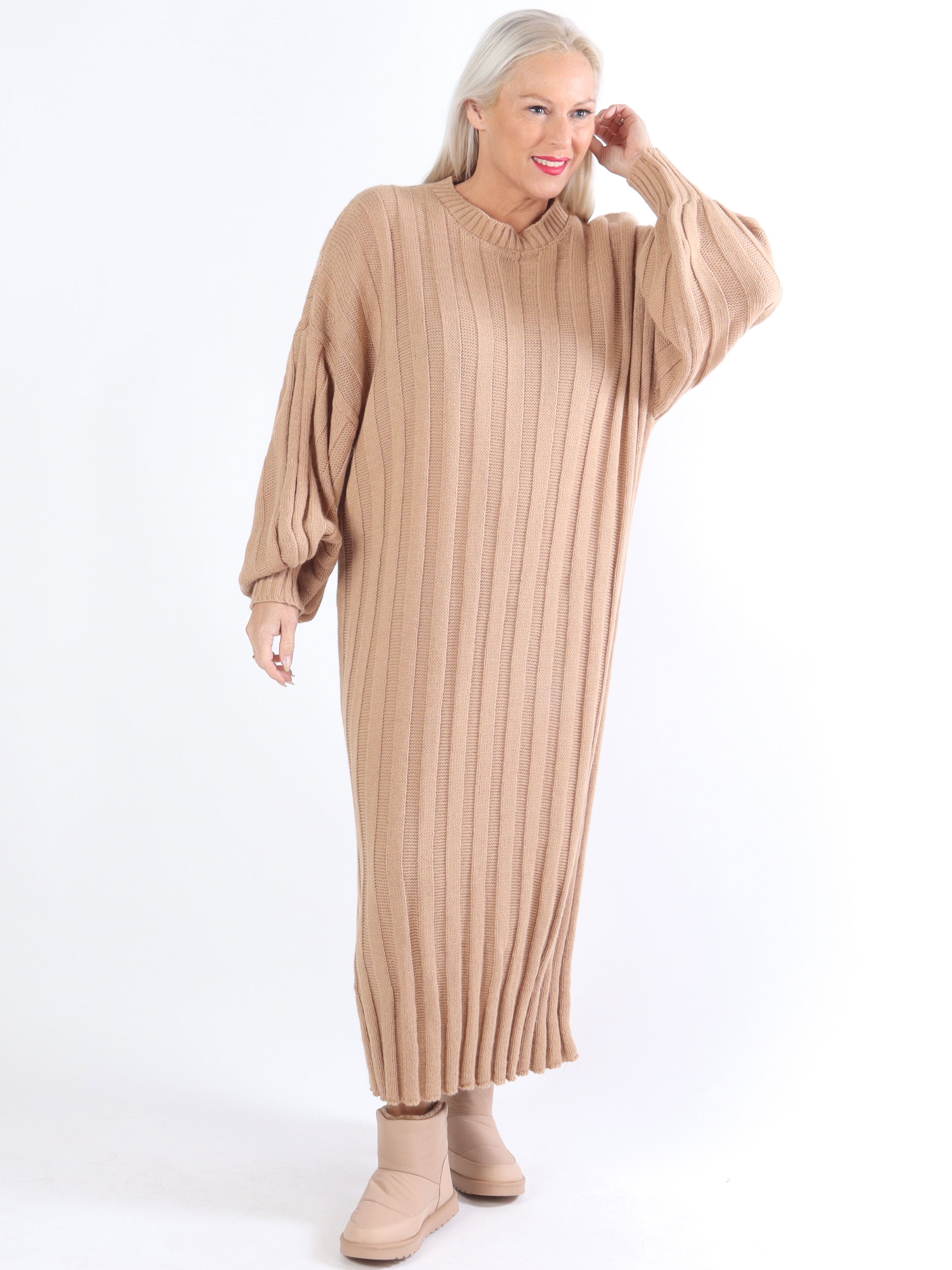 Ava - Lang plus size strikkjole med ballonærmer