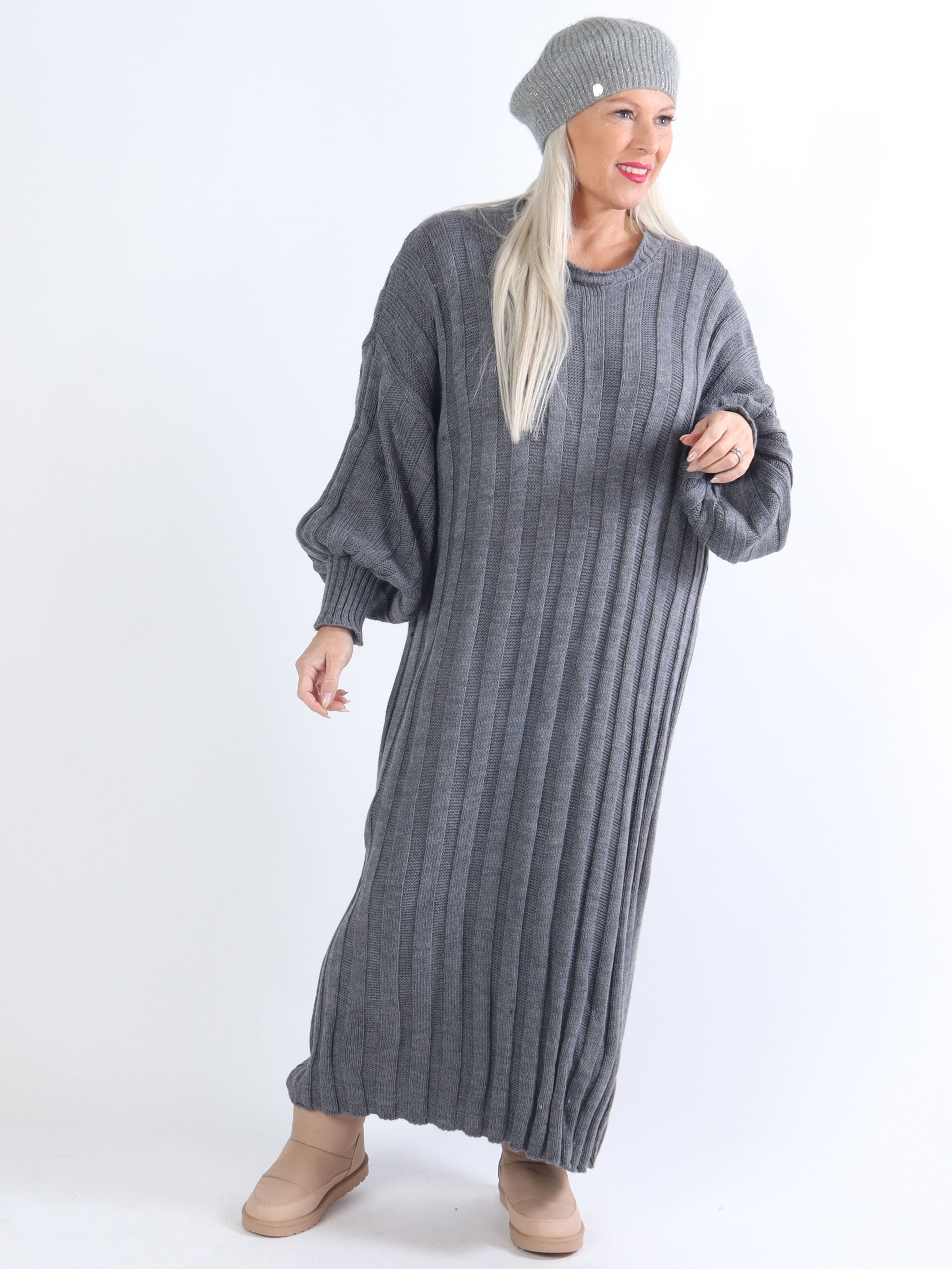 Ava - Lang plus size strikkjole med ballonærmer