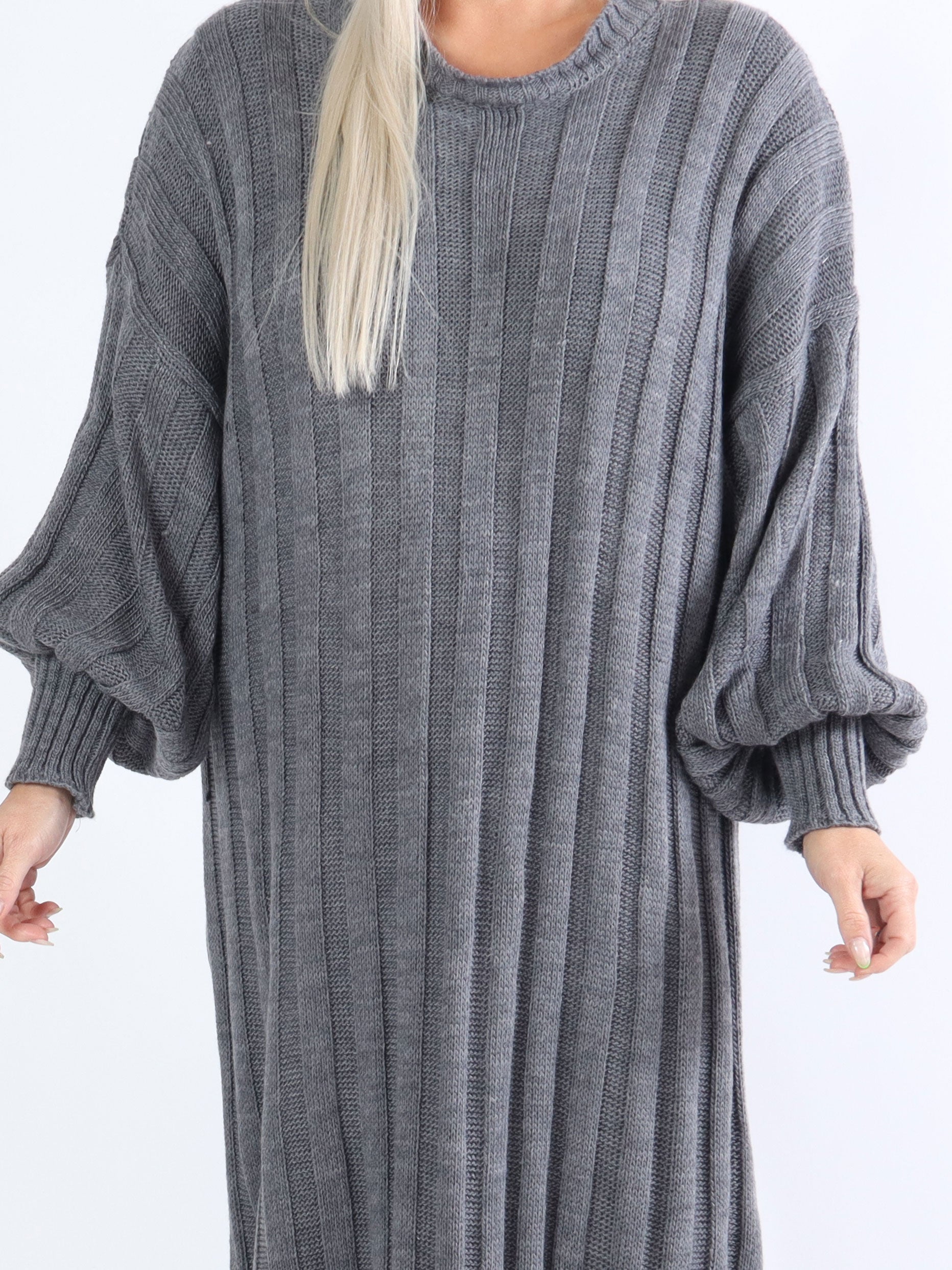 Ava - Lang plus size strikkjole med ballonærmer