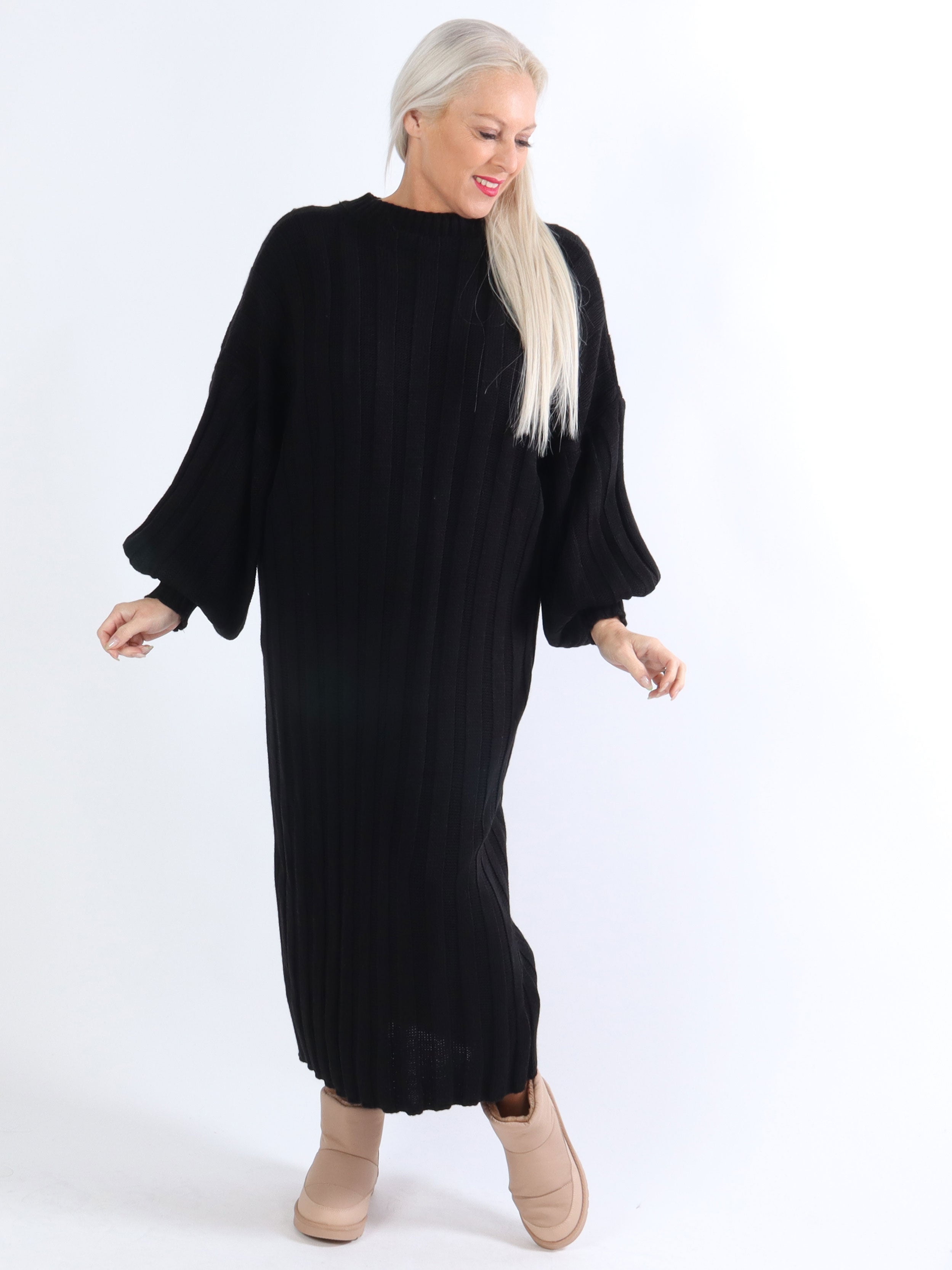 Ava - Lang plus size strikkjole med ballonærmer