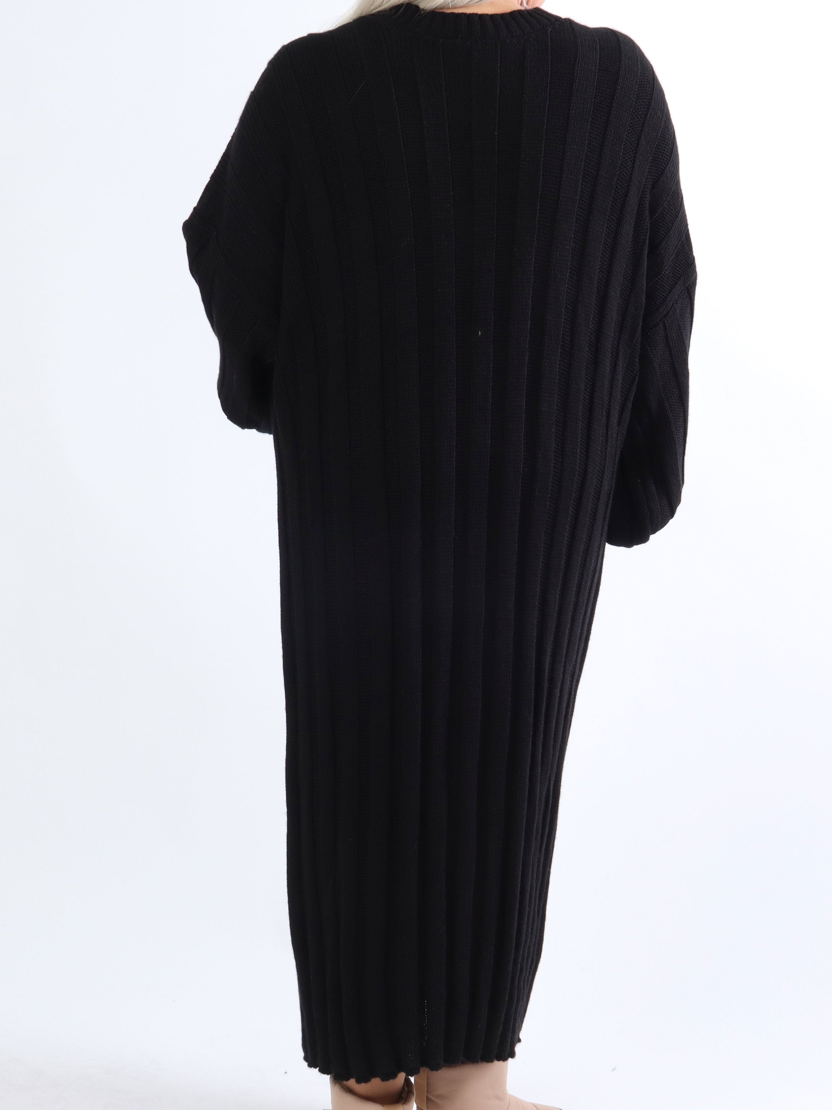 Ava - Lang plus size strikkjole med ballonærmer