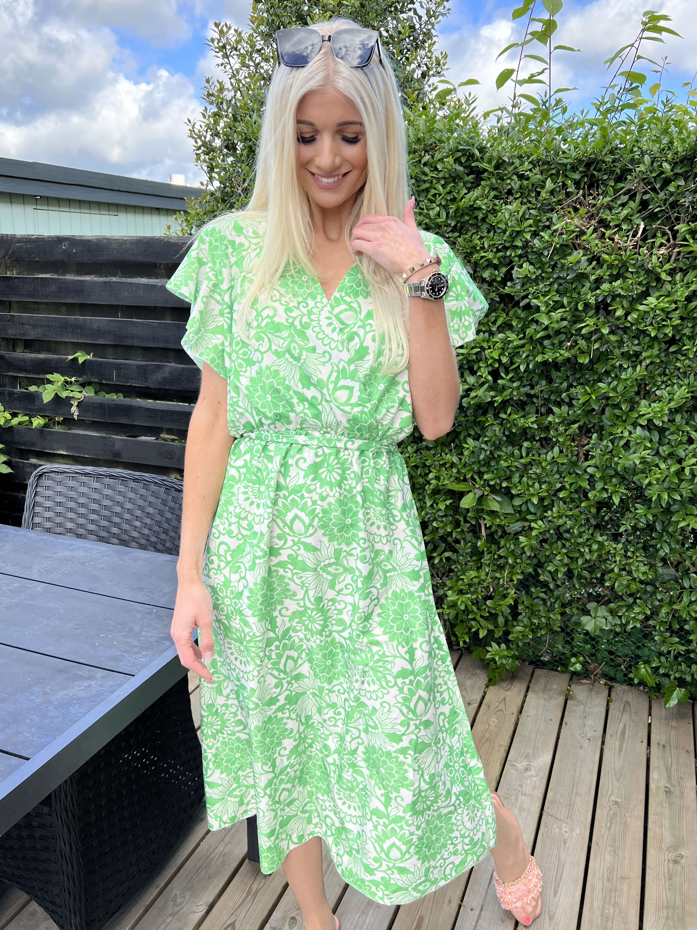 Ayla - Blomstret lang kjole med flæseærme