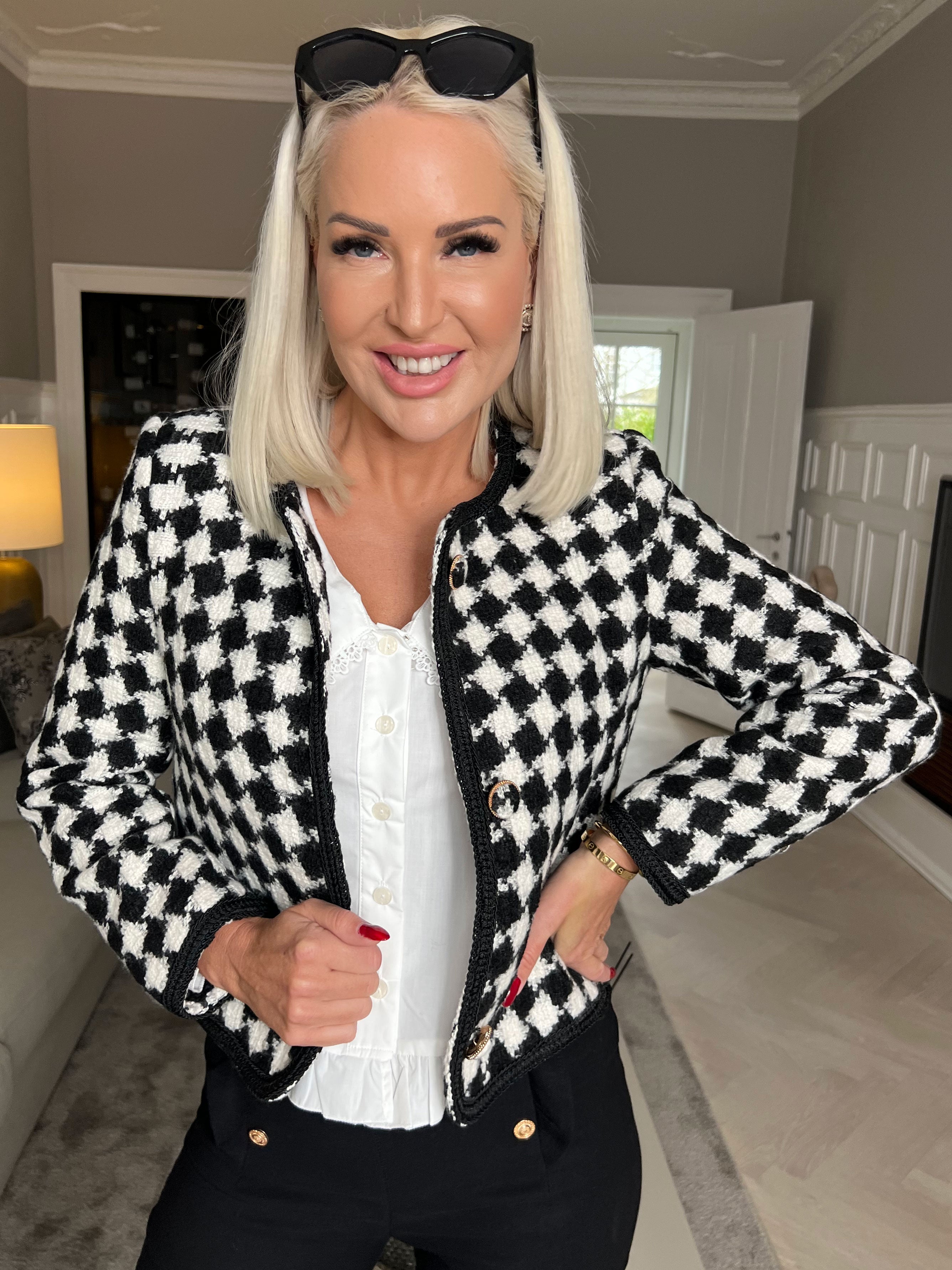 Aysa - Smuk sort ternet jakke med guldaccenter