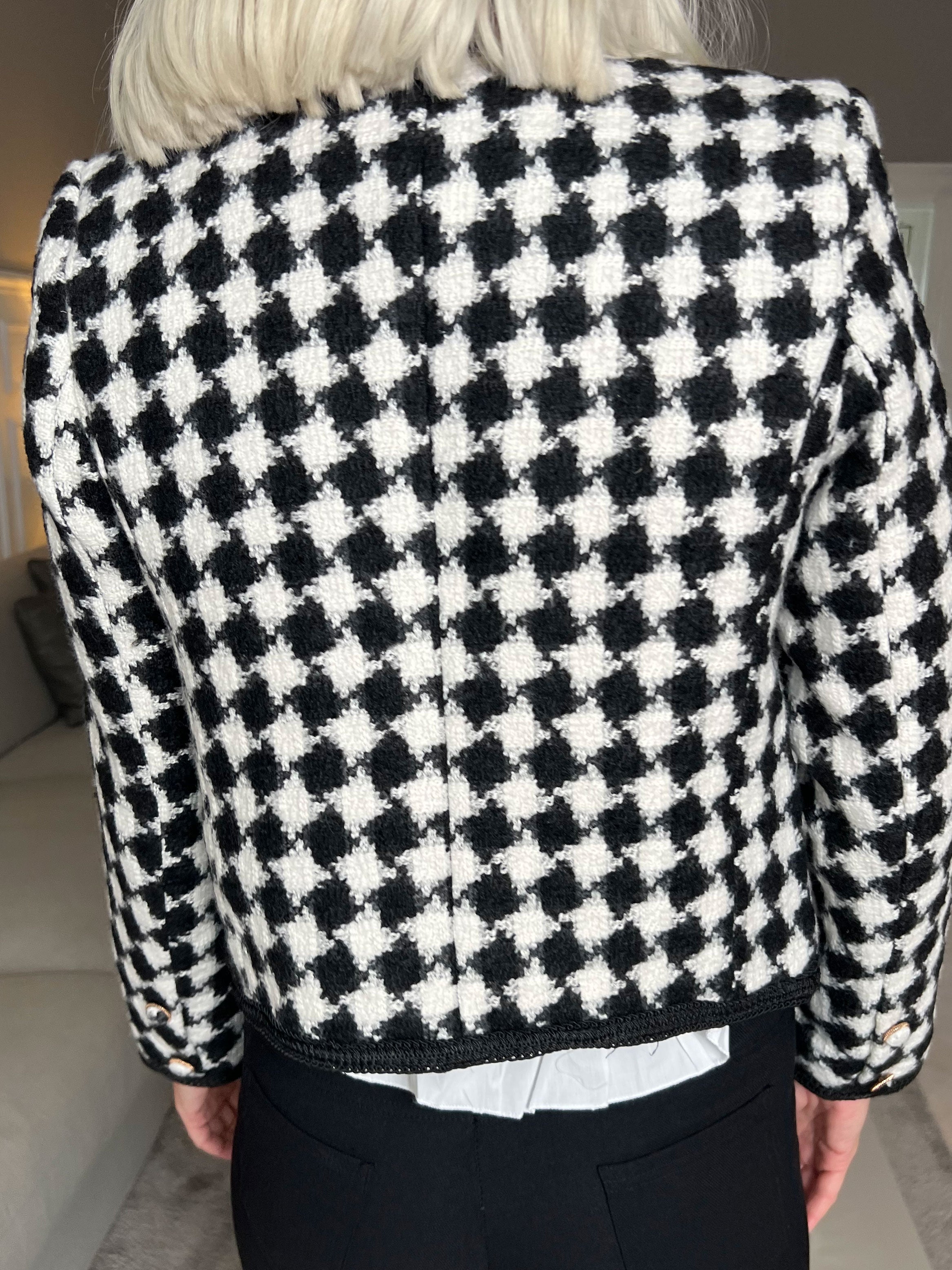 Aysa - Smuk sort ternet jakke med guldaccenter