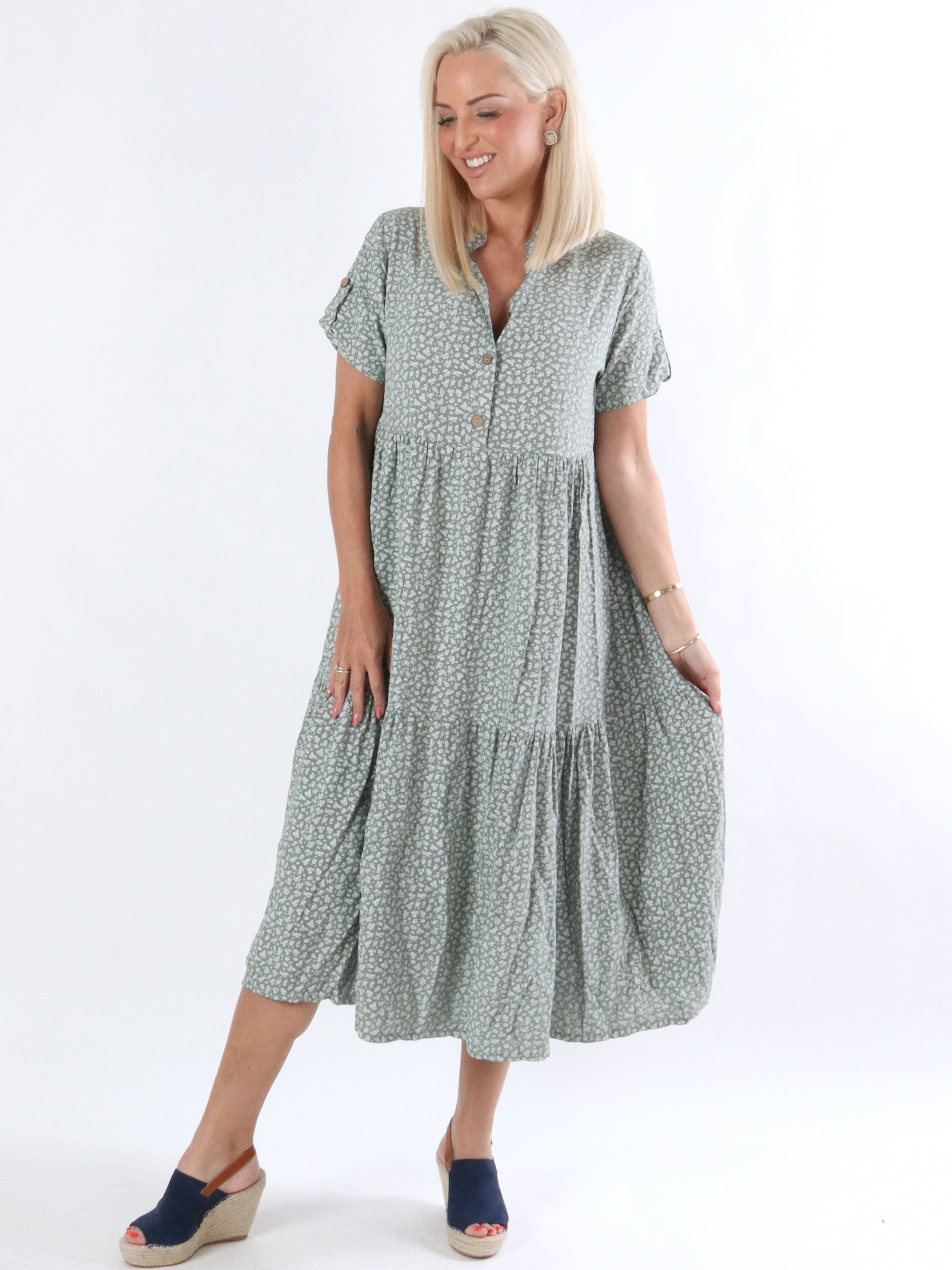 Barbara - Armygrøn kjole med blomsterprint og knapper ved bryst