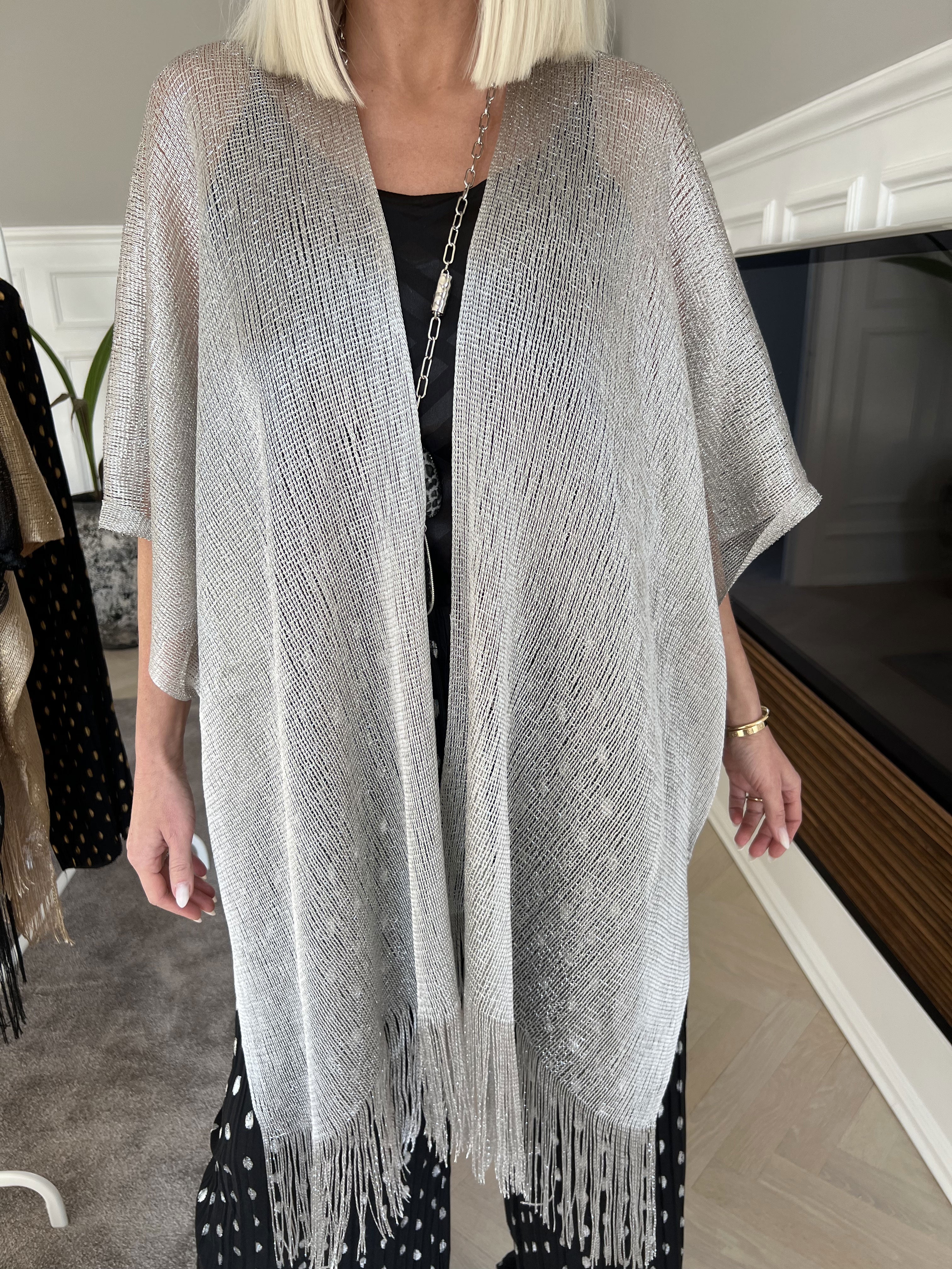 Betti - Smukt sjal i viskose med glimmertråde og frynser