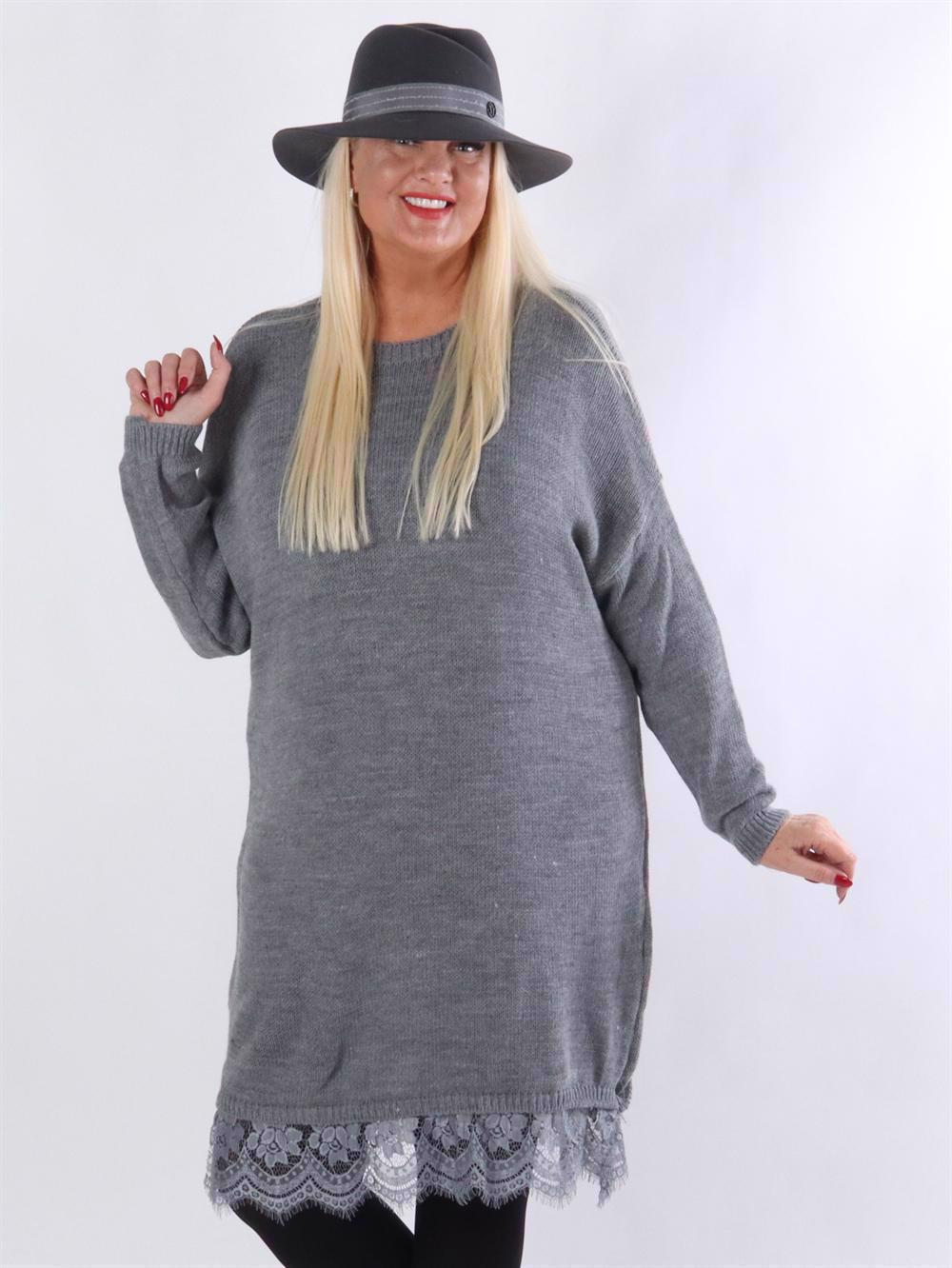 Brita - Strikkjole med blonde forneden