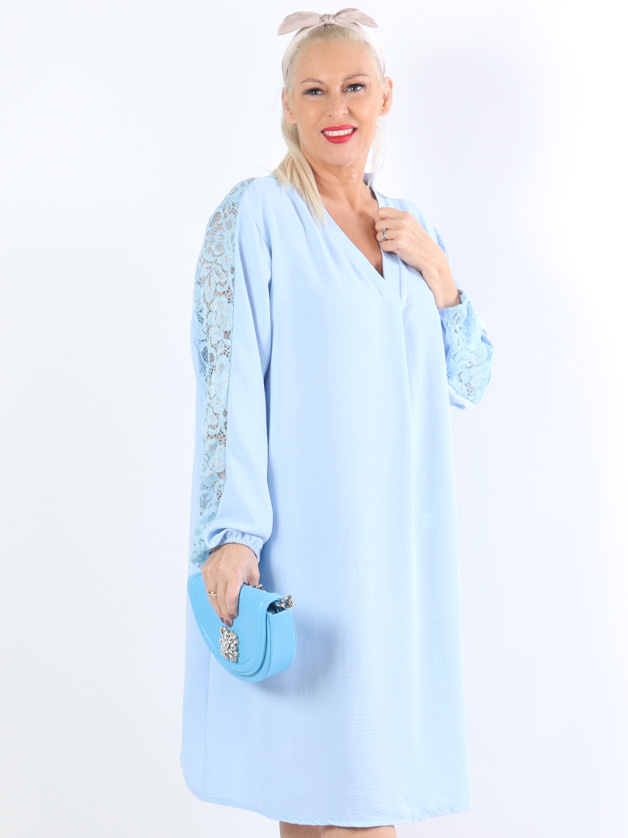 Carmen - Plus size kjole med smuk blonderyg og ærmer