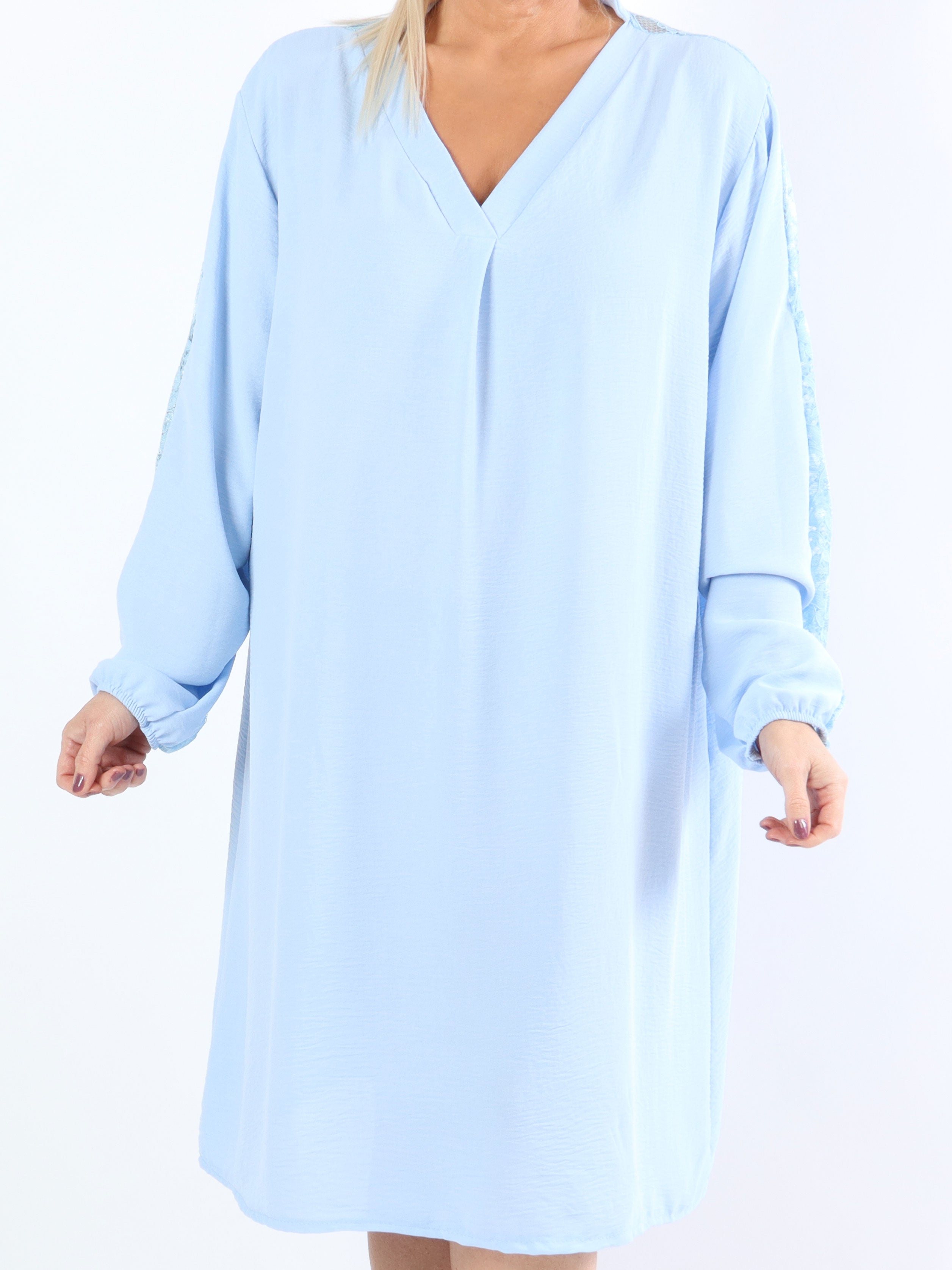 Carmen - Plus size kjole med smuk blonderyg og ærmer