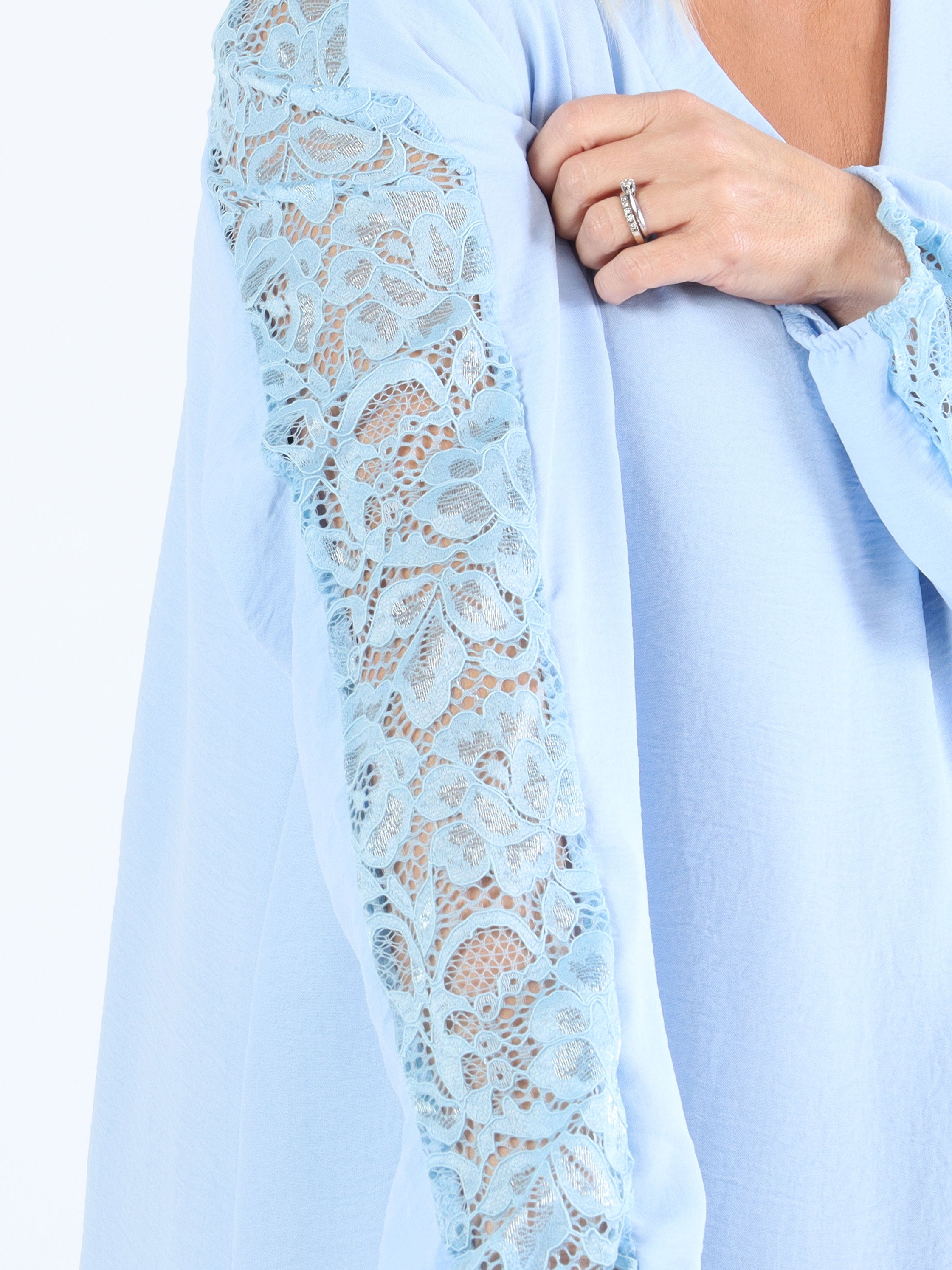 Carmen - Plus size kjole med smuk blonderyg og ærmer