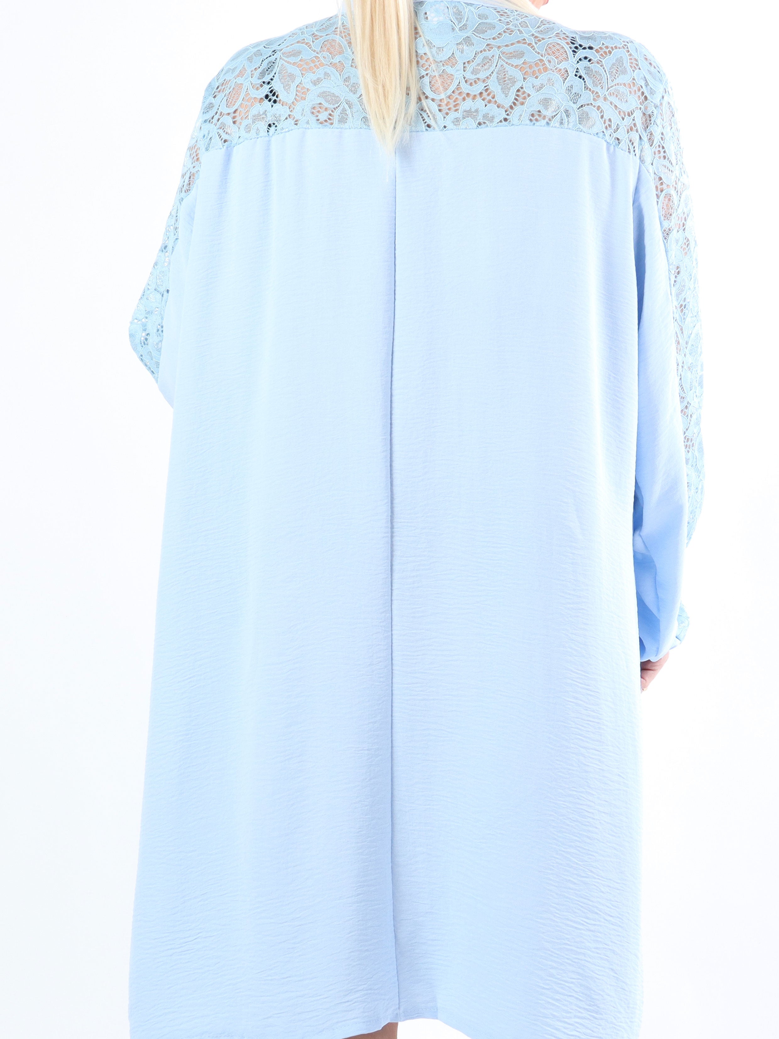 Carmen - Plus size kjole med smuk blonderyg og ærmer