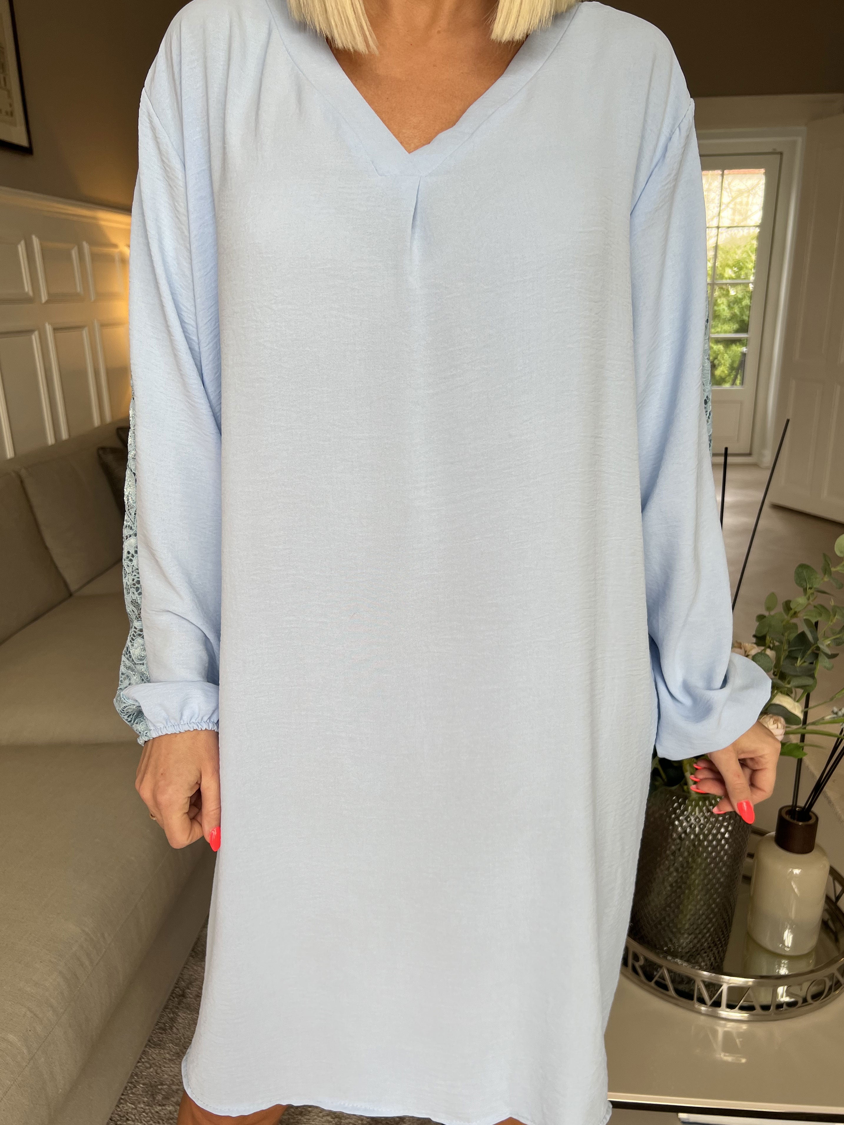 Carmen - Plain kjole med smuk blonderyg og ærmer