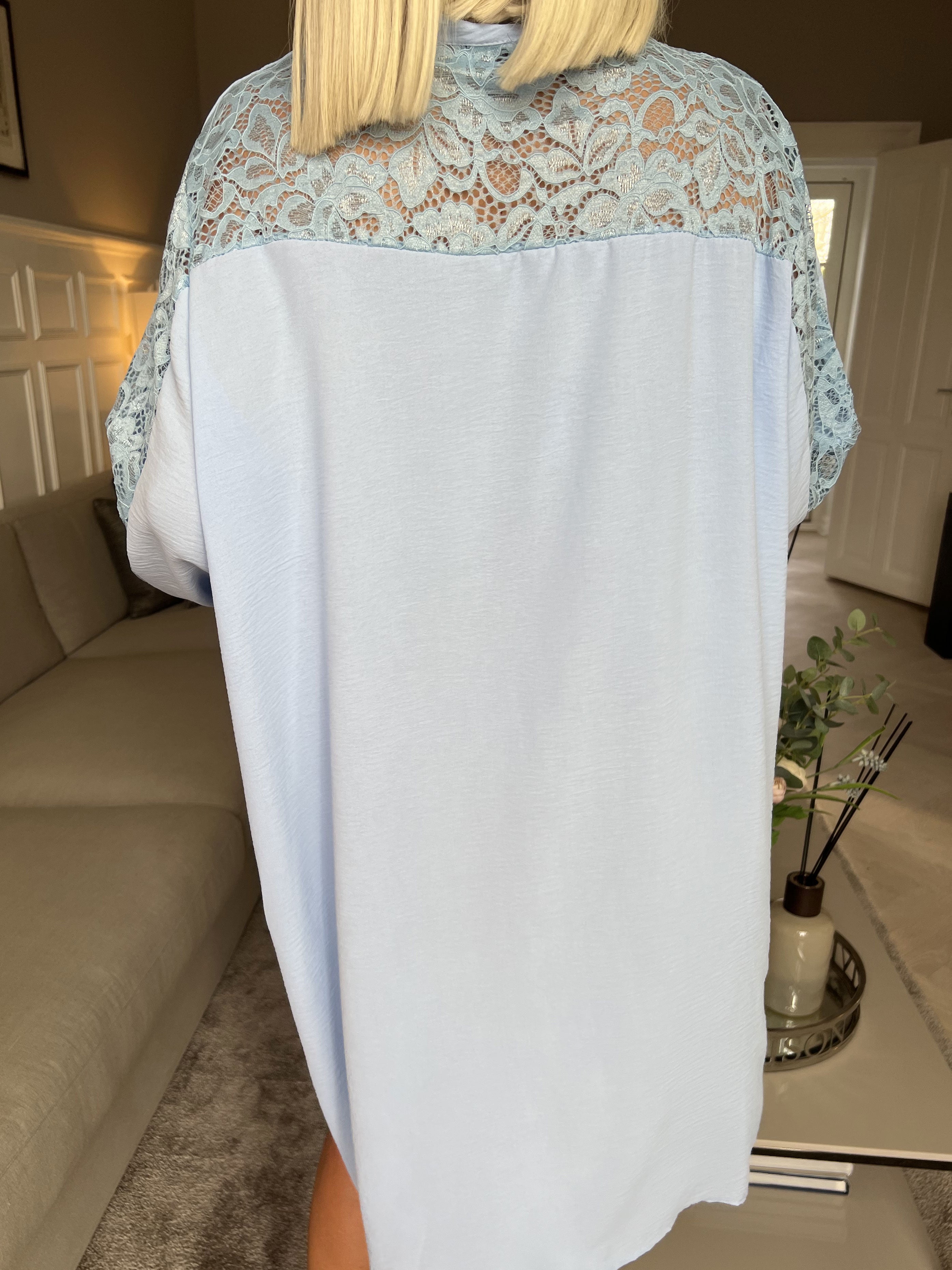 Carmen - Plain kjole med smuk blonderyg og ærmer