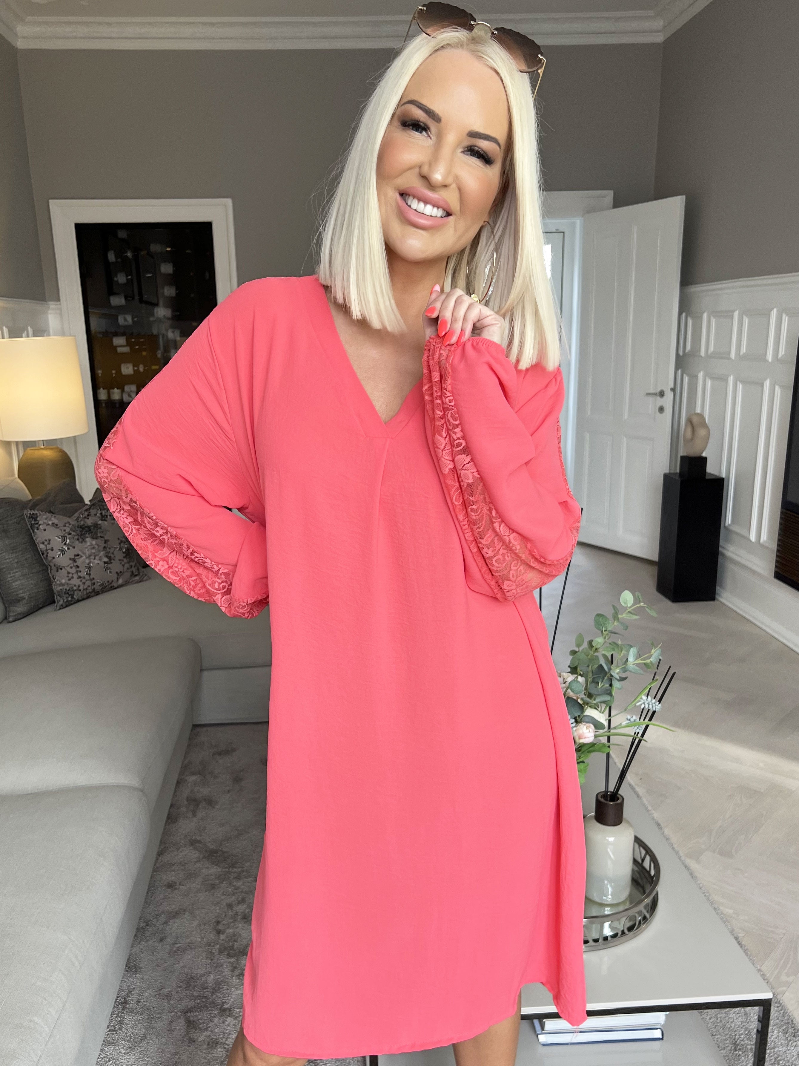 Carmen - Plain kjole med smuk blonderyg og ærmer