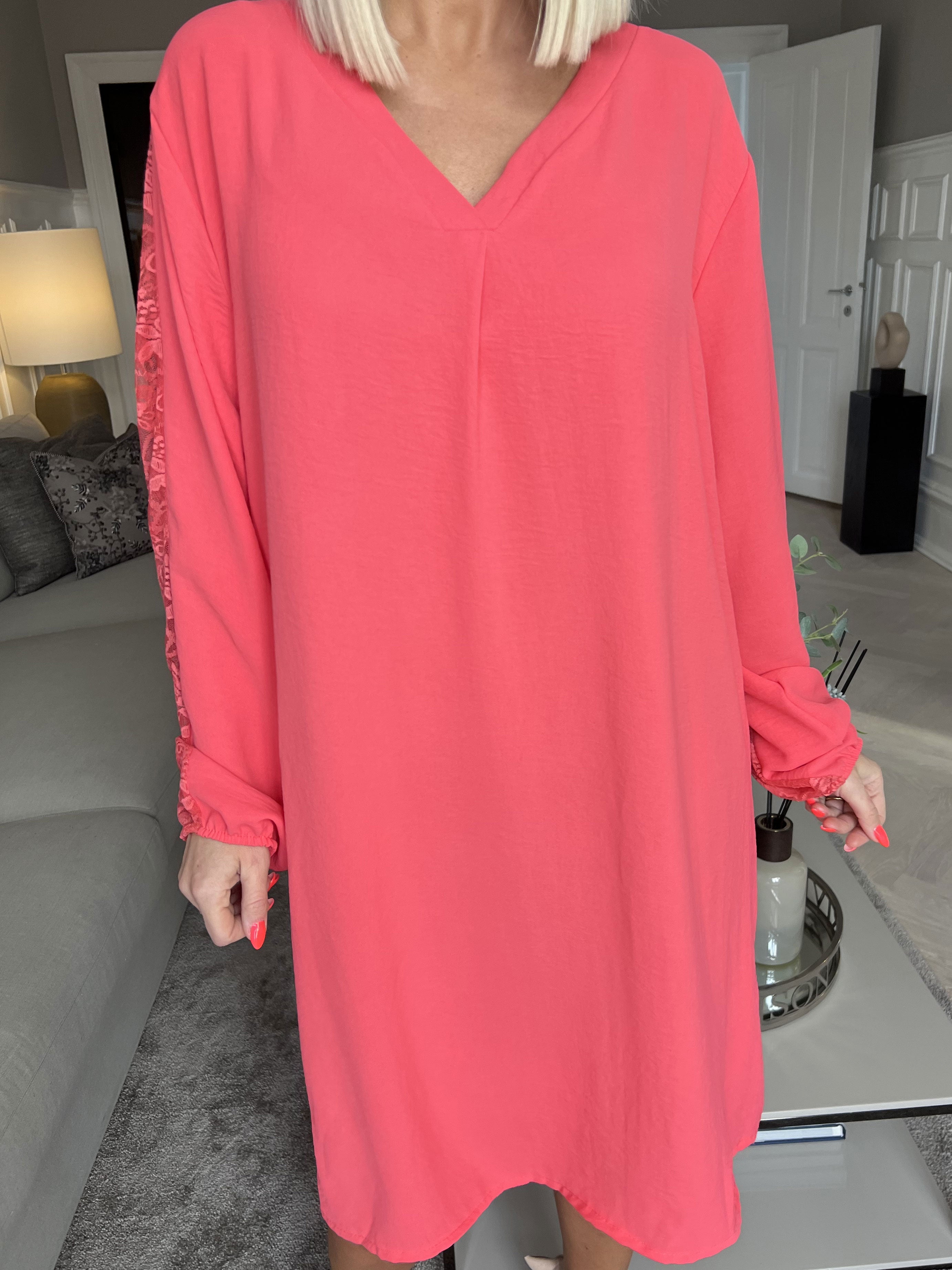 Carmen - Plain kjole med smuk blonderyg og ærmer