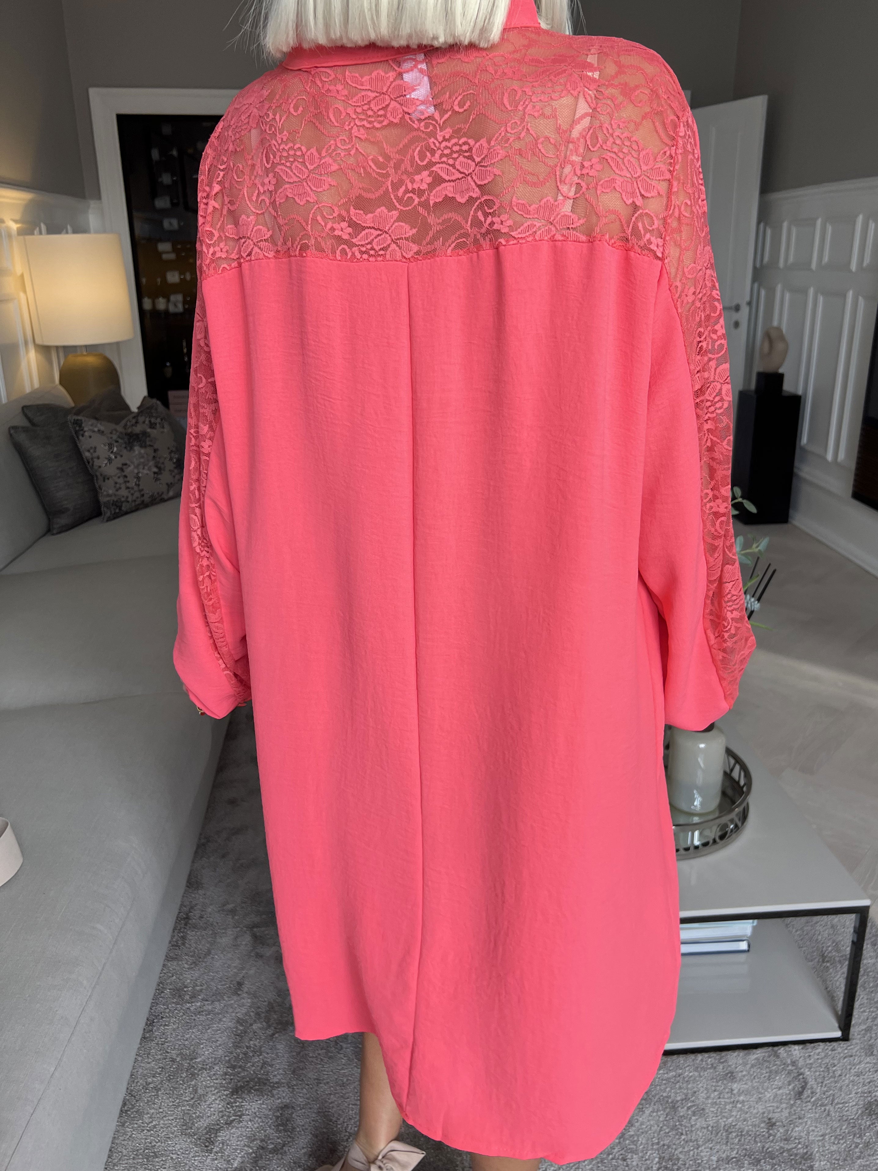 Carmen - Plain kjole med smuk blonderyg og ærmer