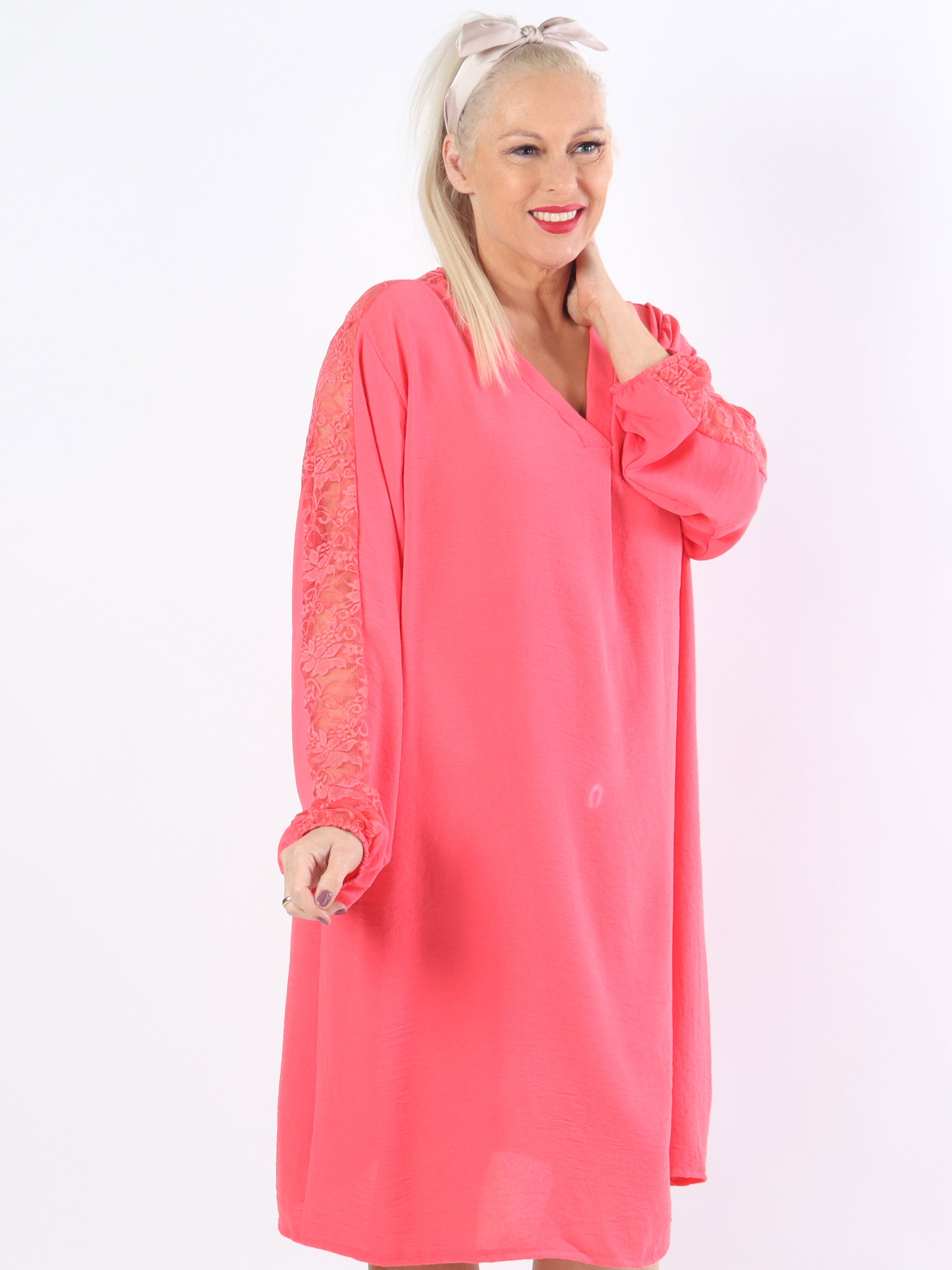 Carmen - Plus size kjole med smuk blonderyg og ærmer