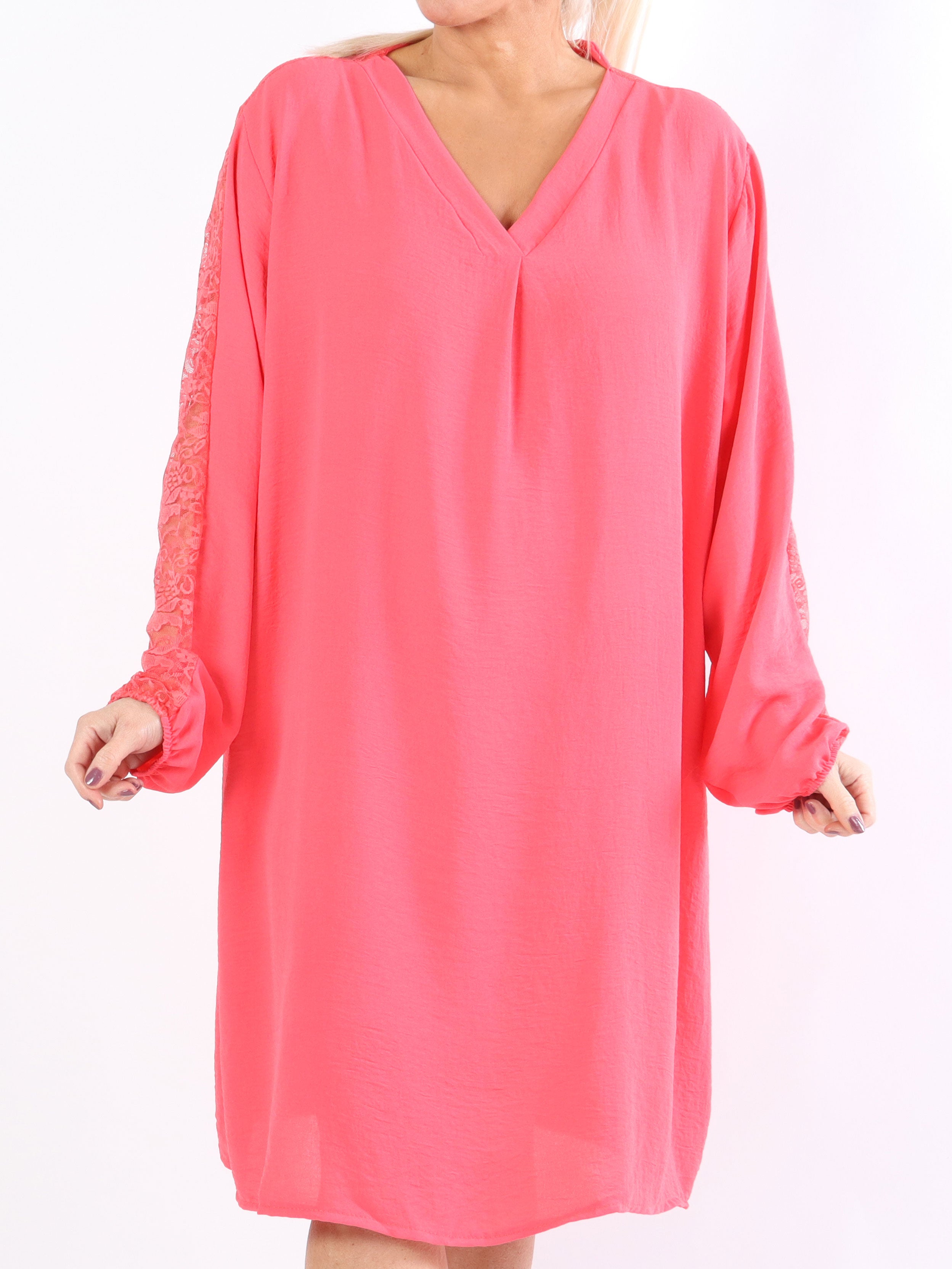 Carmen - Plus size kjole med smuk blonderyg og ærmer