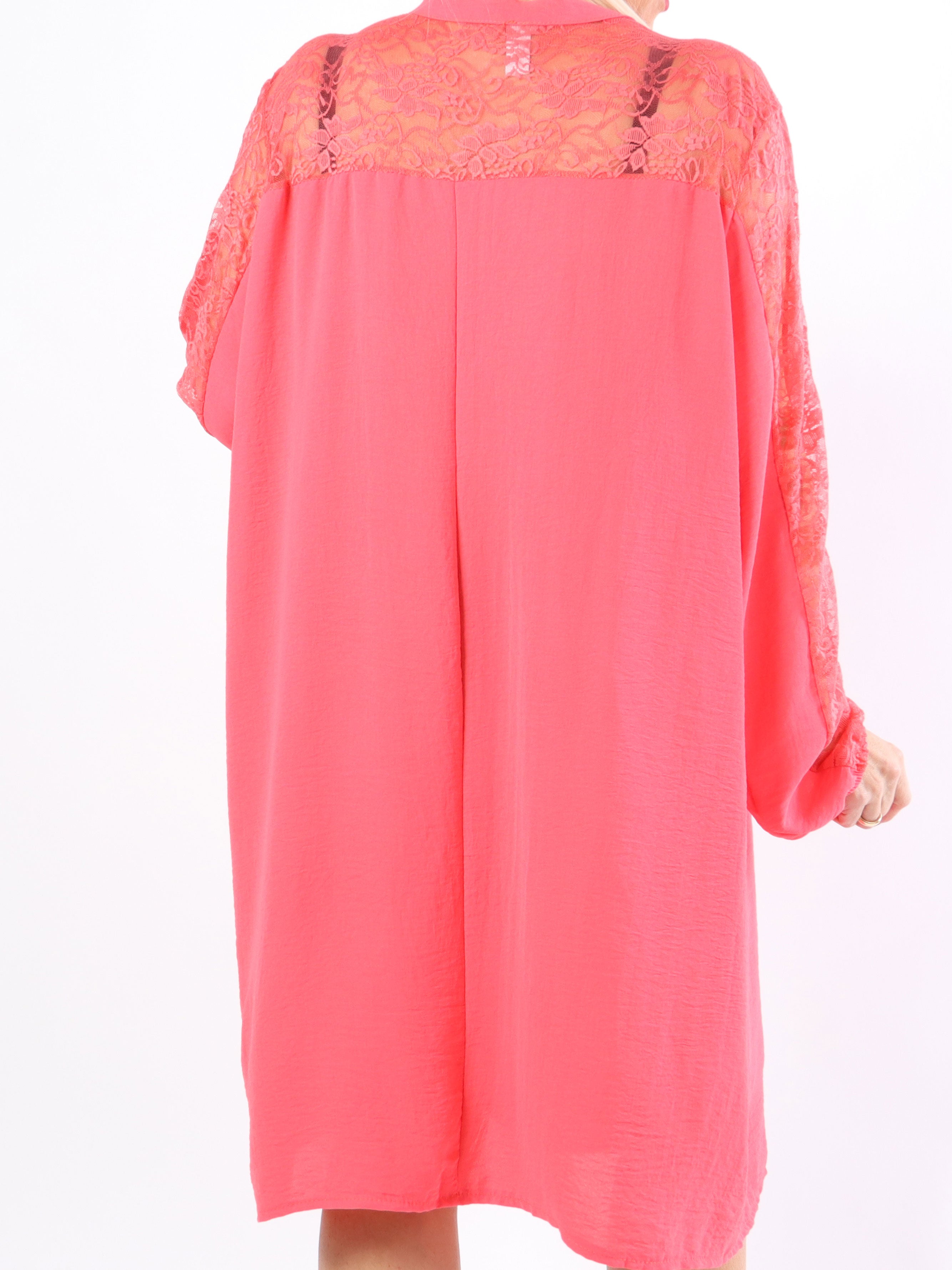 Carmen - Plus size kjole med smuk blonderyg og ærmer