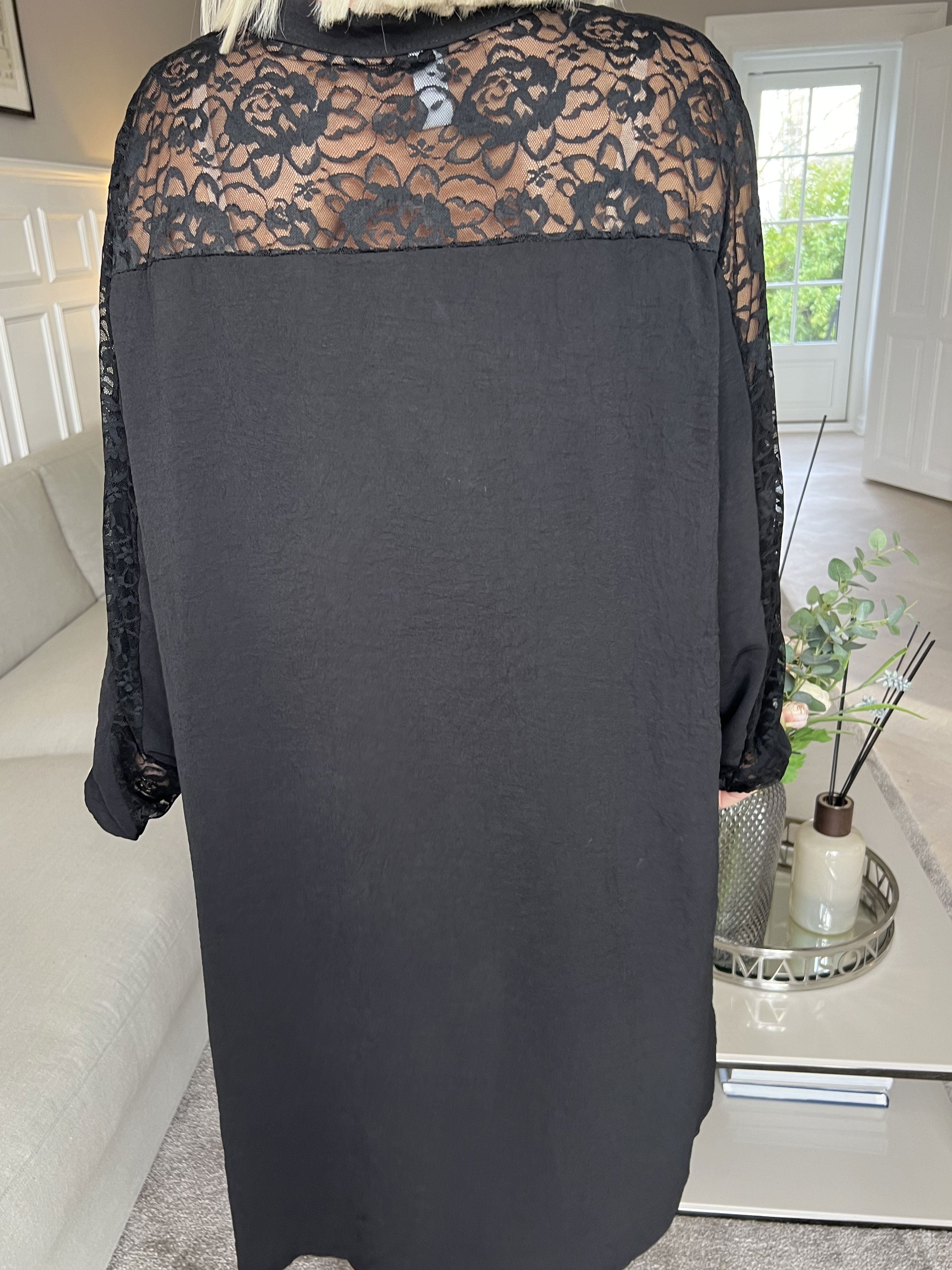 Carmen - Plain kjole med smuk blonderyg og ærmer