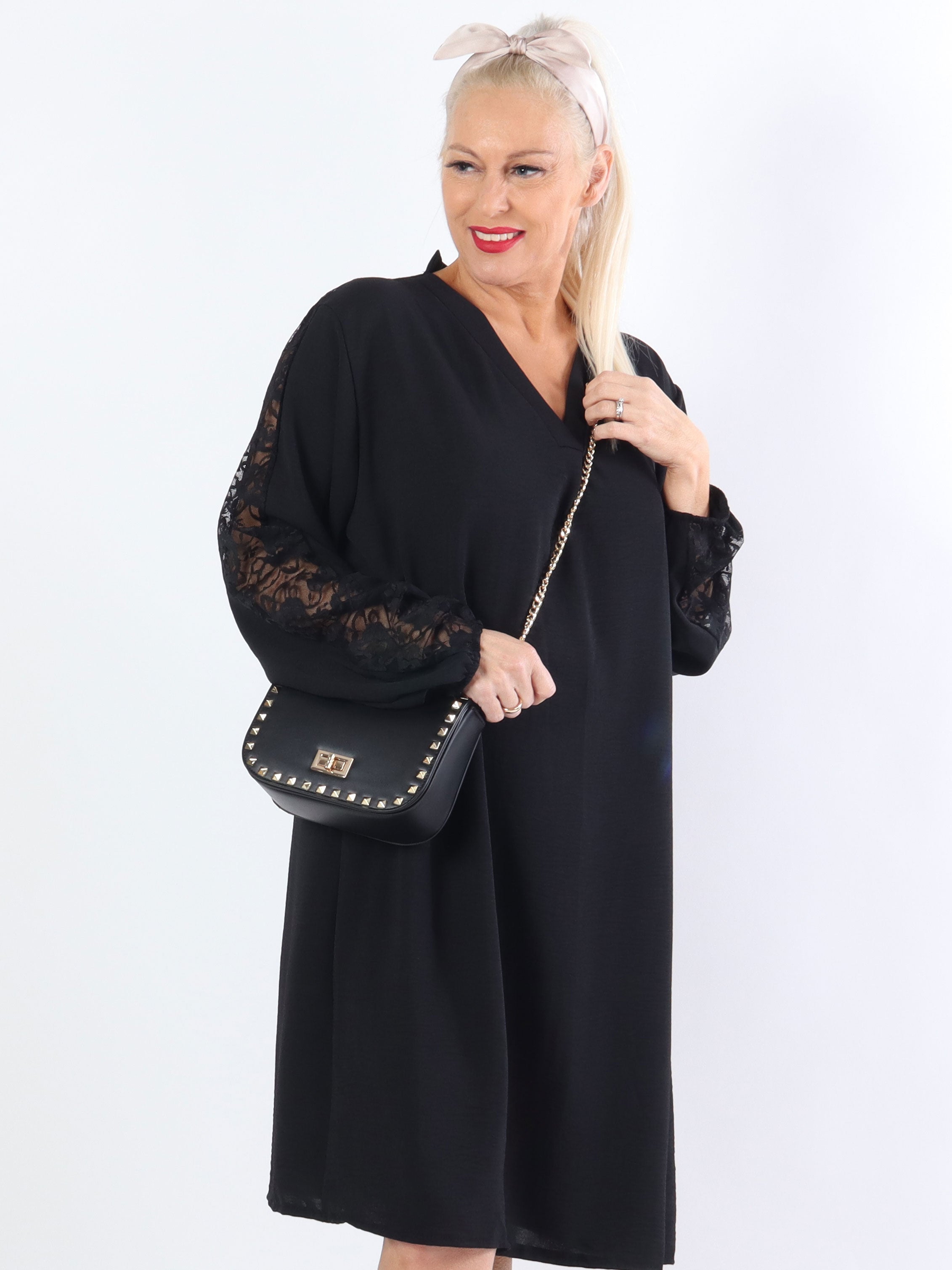 Carmen - Plus size kjole med smuk blonderyg og ærmer