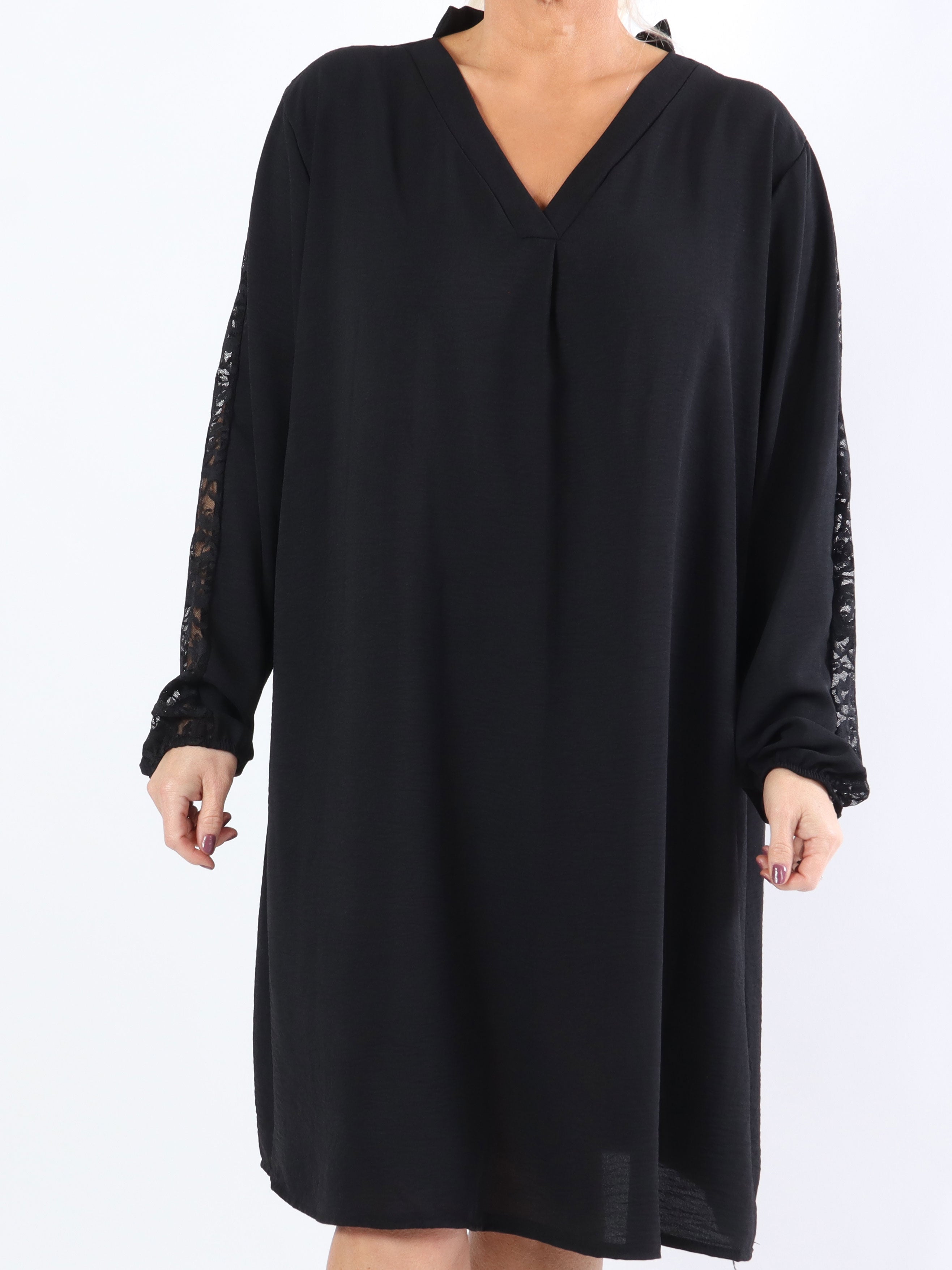 Carmen - Plus size kjole med smuk blonderyg og ærmer