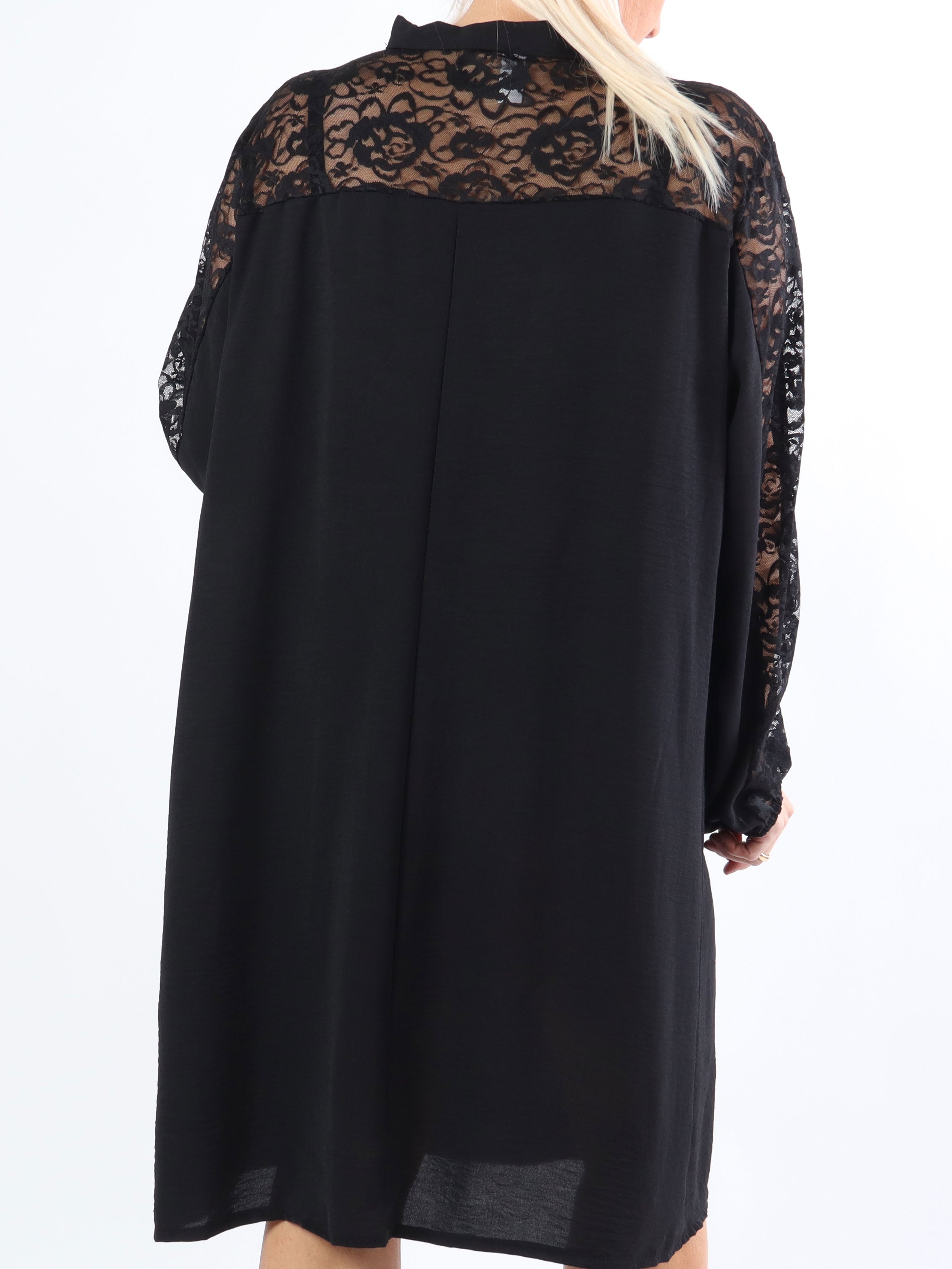 Carmen - Plus size kjole med smuk blonderyg og ærmer