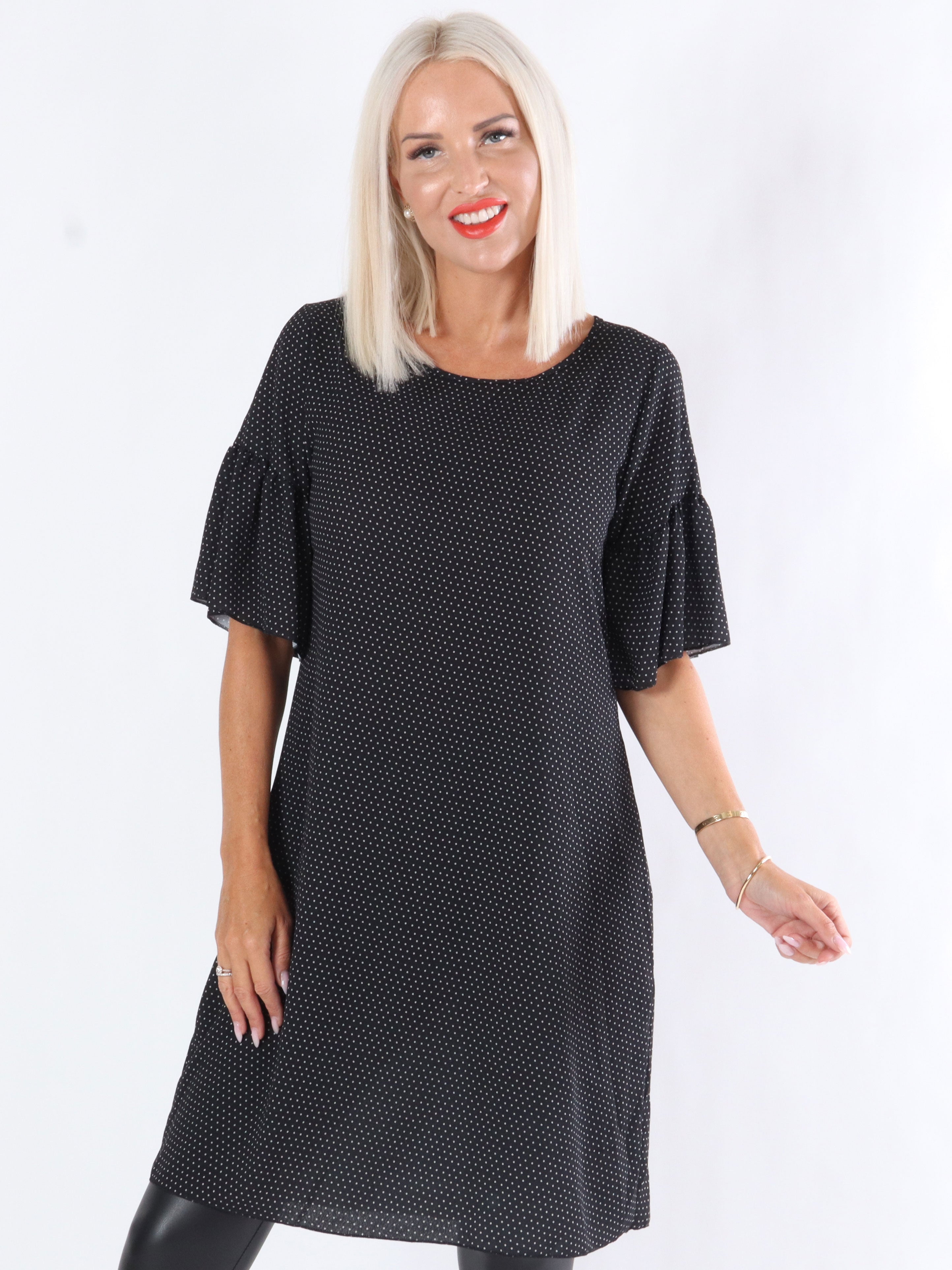 Carna - Kjole med prikker og flæseærmer