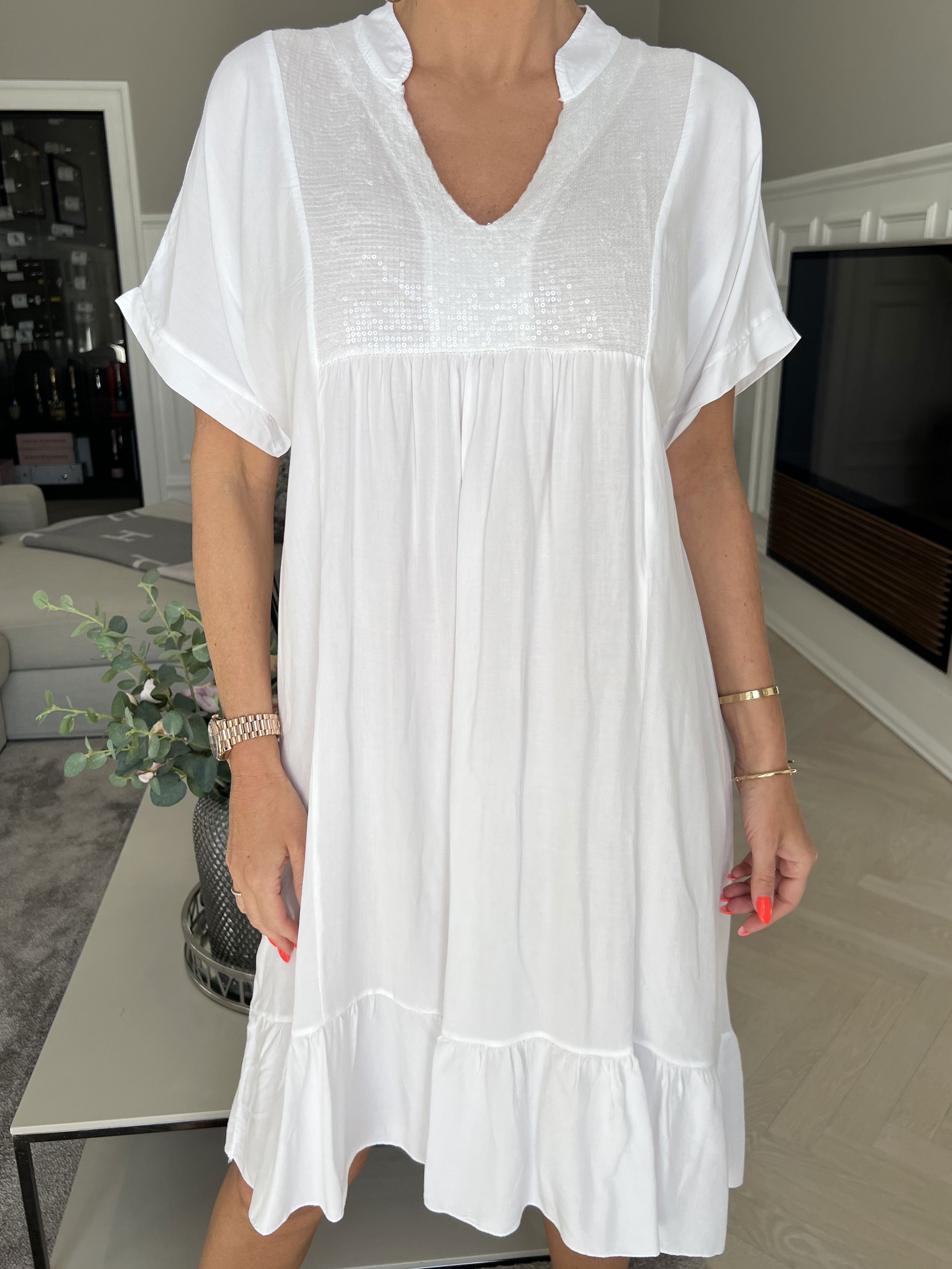 Cecil - Kjole i viskose med pailletter og flæsekant forneden