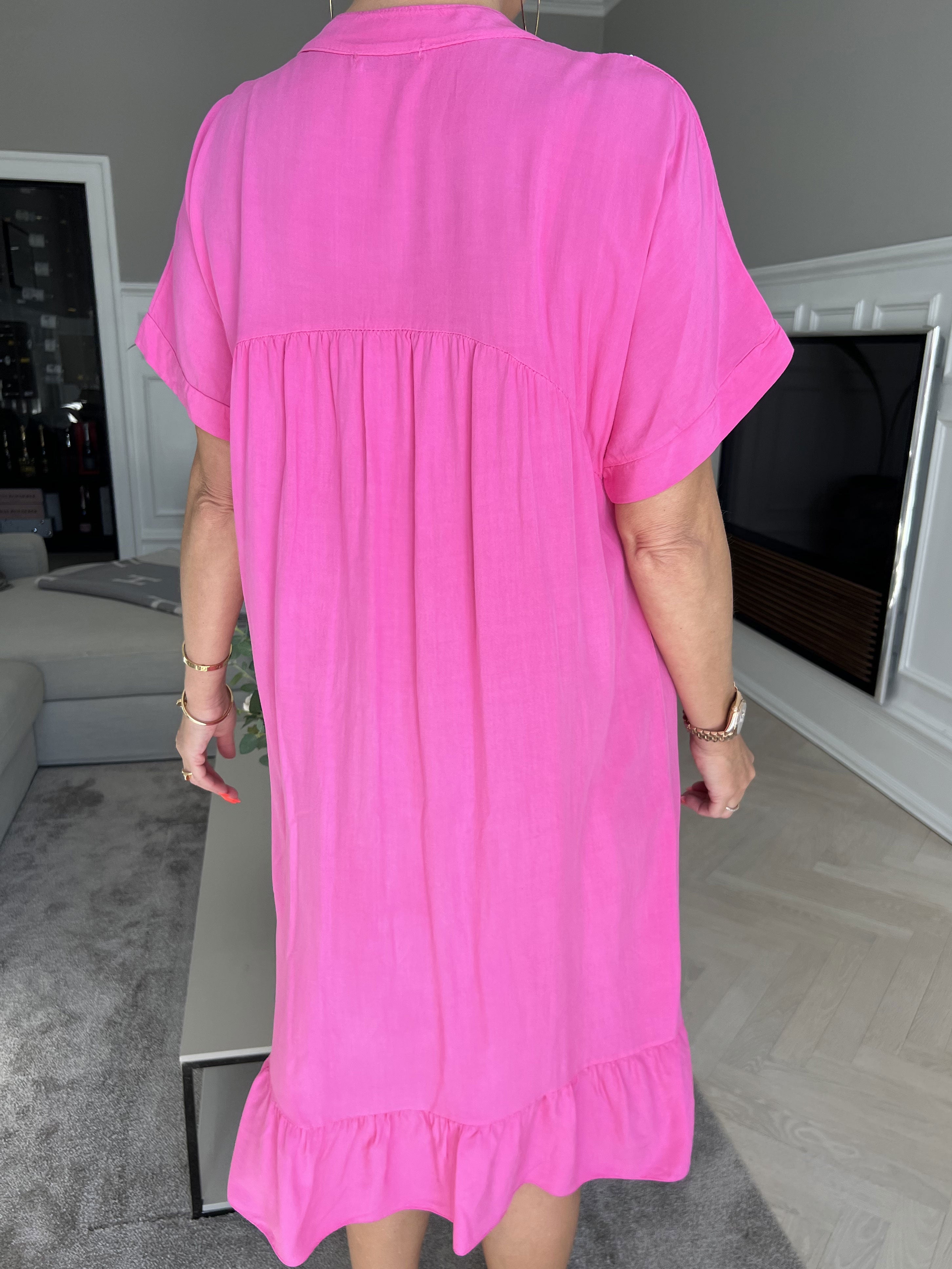 Cecil - Kjole i viskose med pailletter og flæsekant forneden