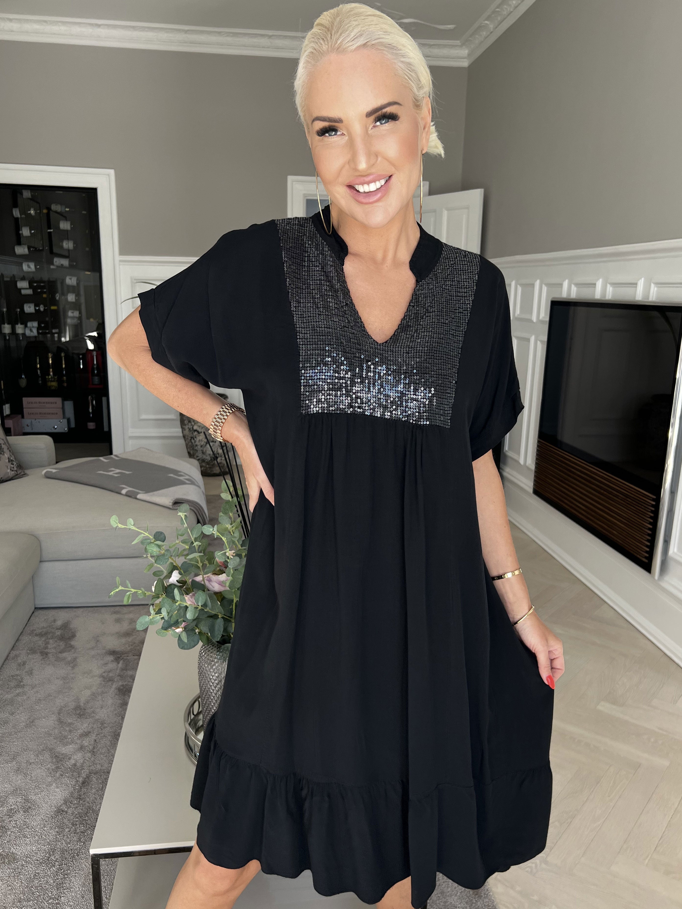 Cecil - Kjole i viskose med pailletter og flæsekant forneden