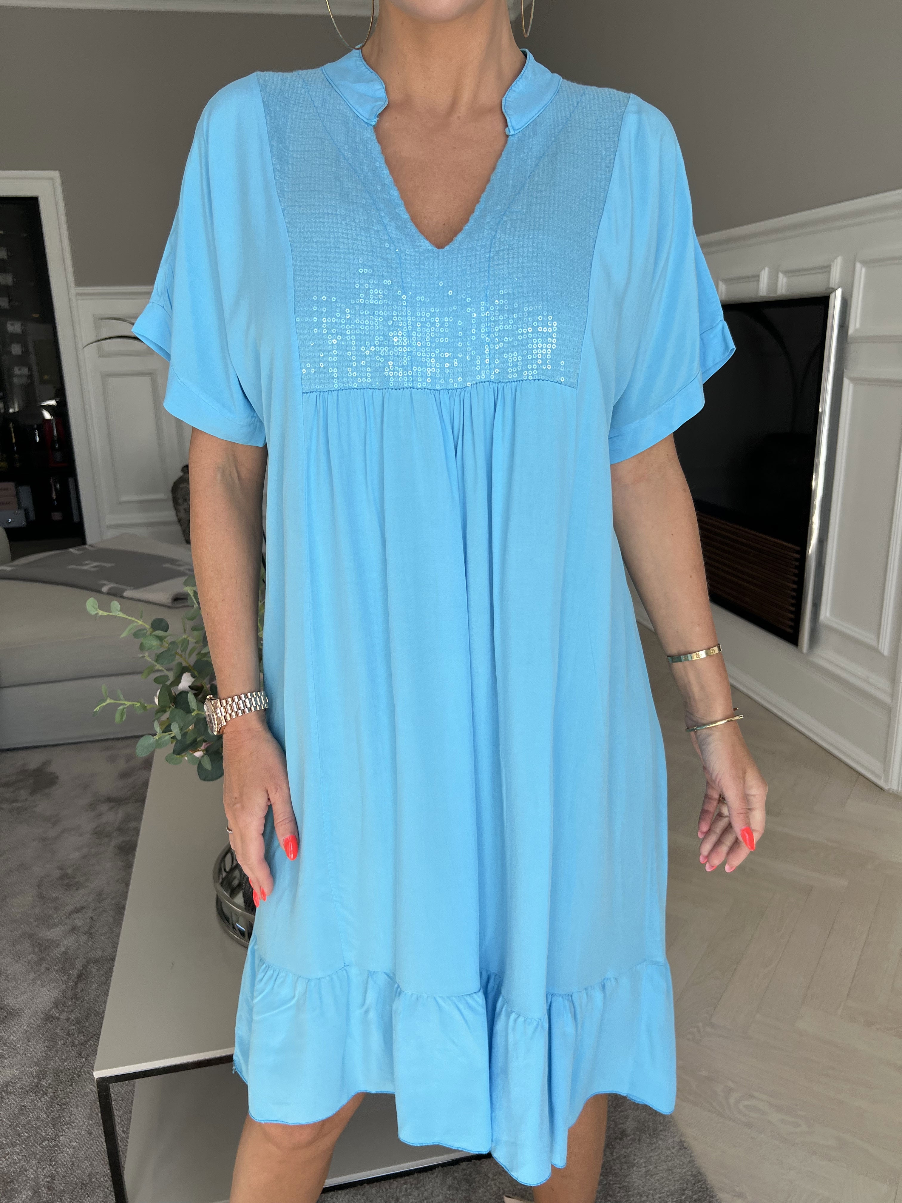 Cecil - Kjole i viskose med pailletter og flæsekant forneden