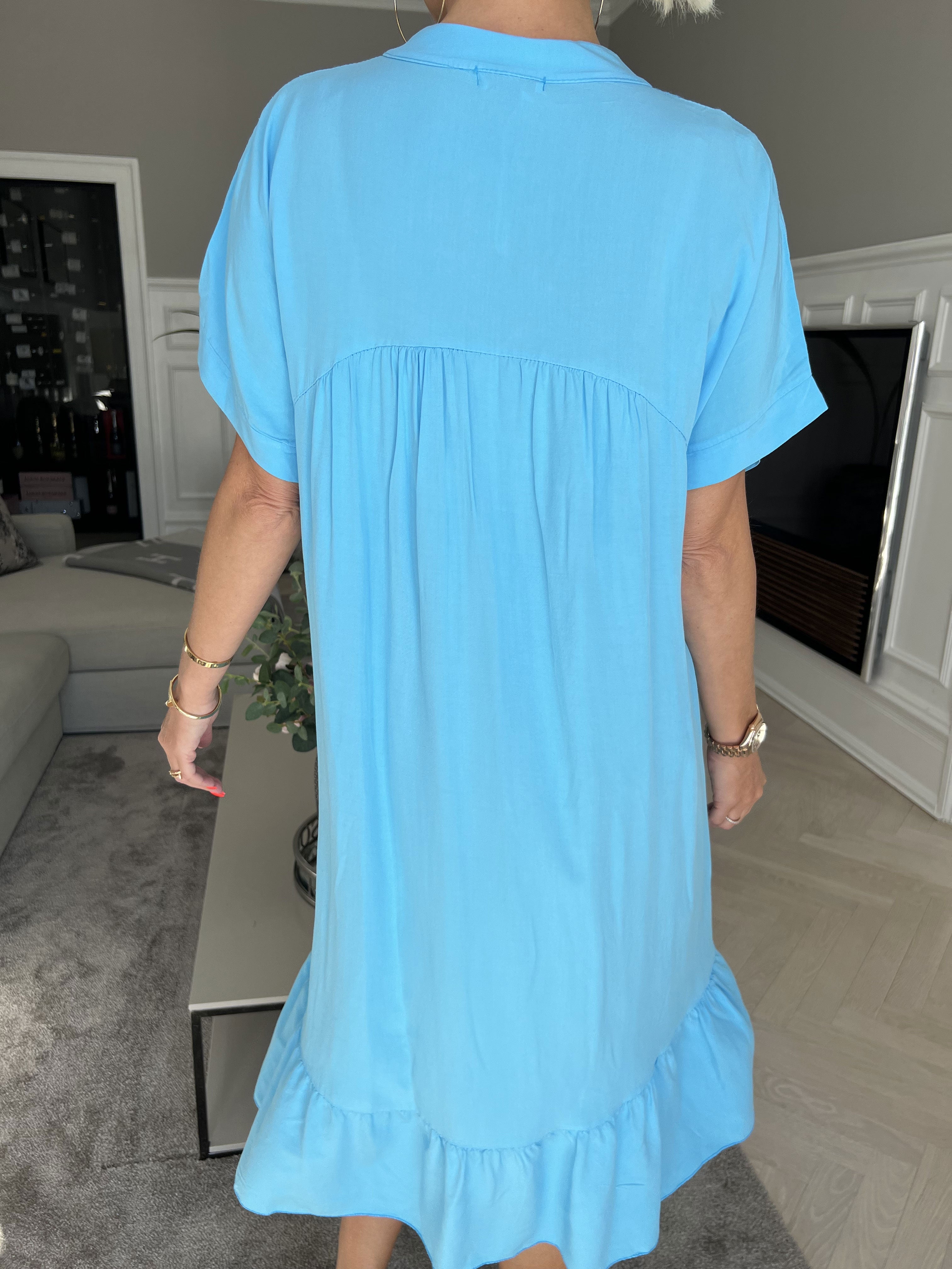 Cecil - Kjole i viskose med pailletter og flæsekant forneden