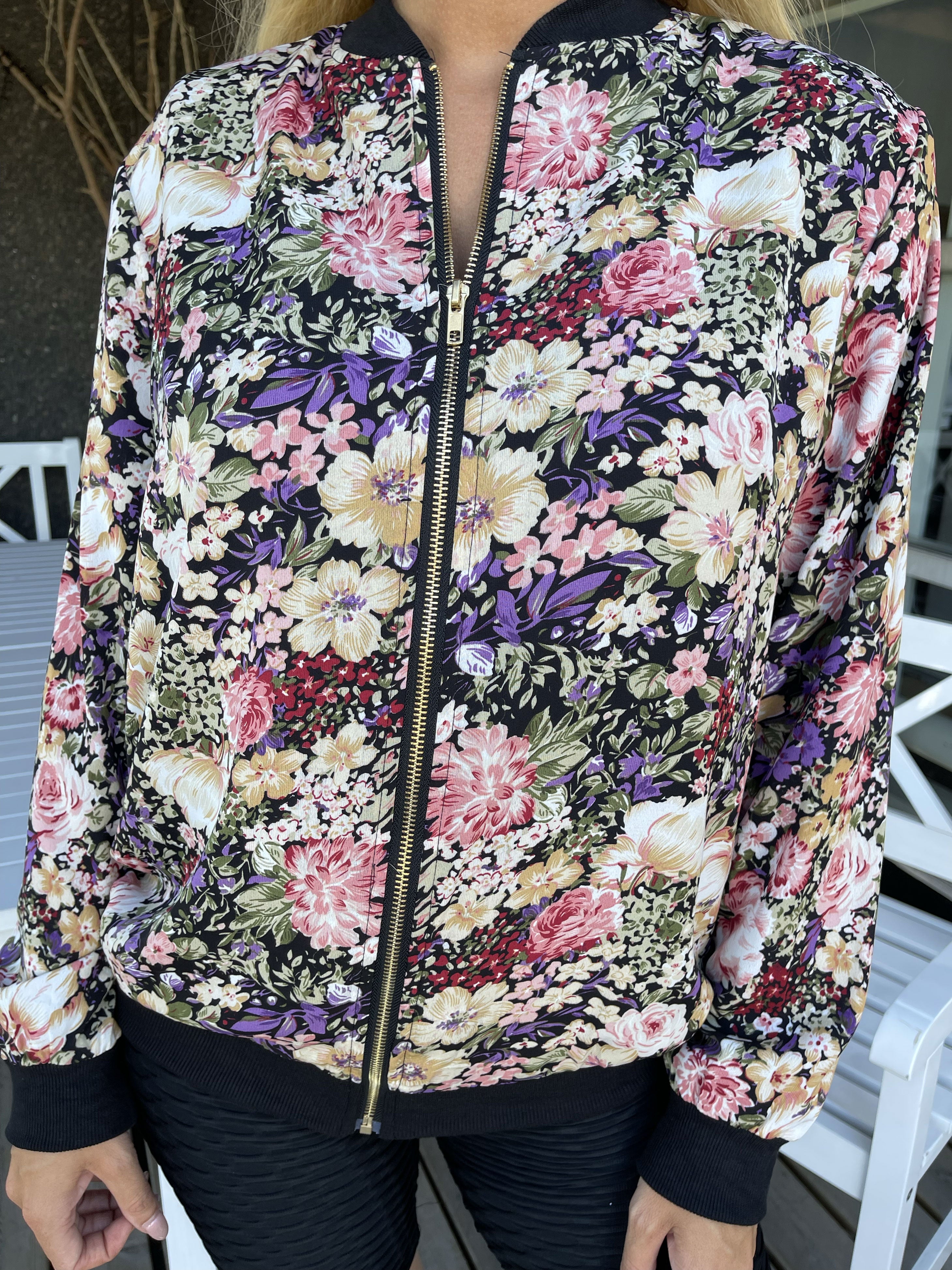 Cecilie - Flerfarvet blomstret jakke