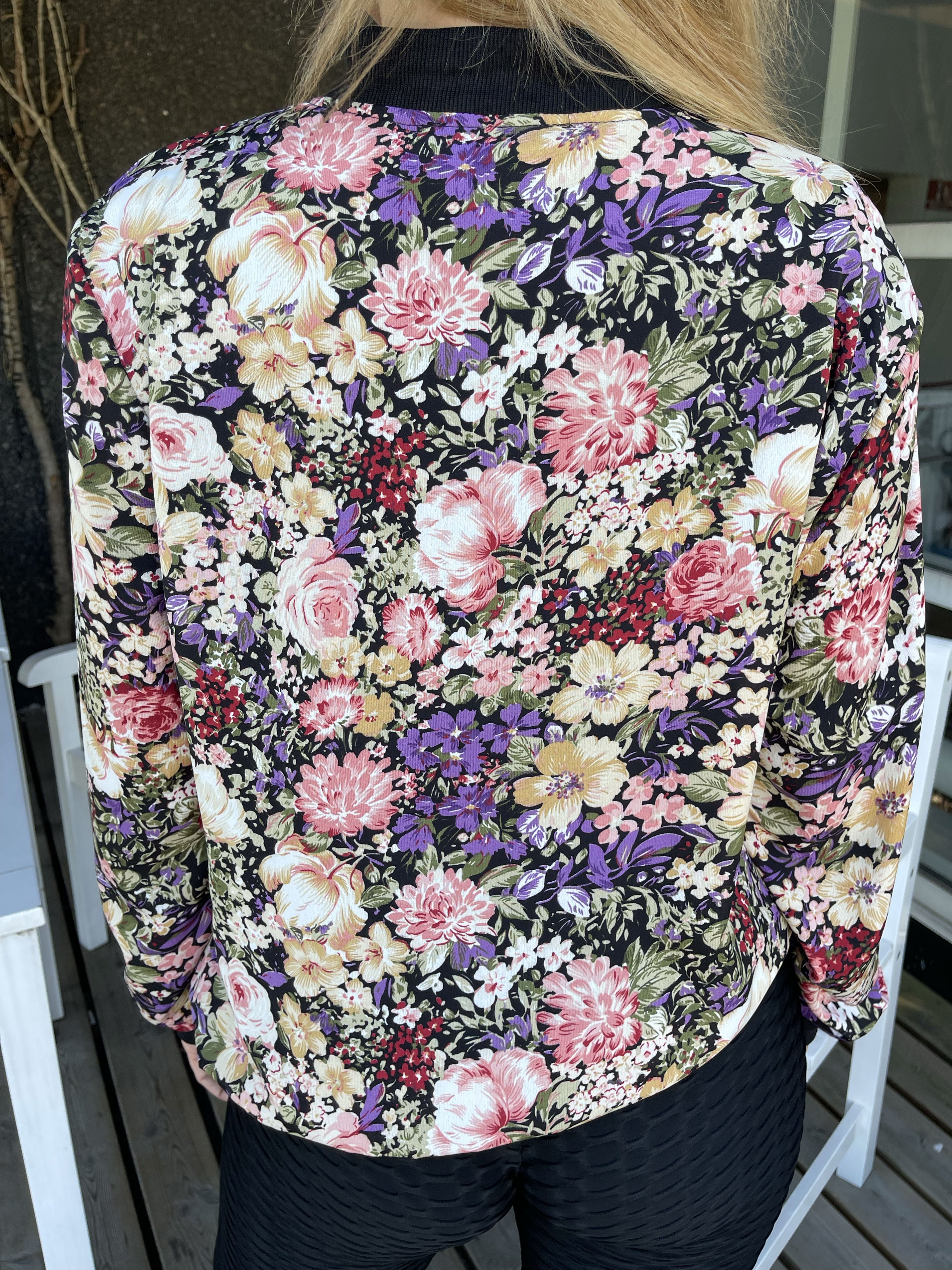 Cecilie - Flerfarvet blomstret jakke